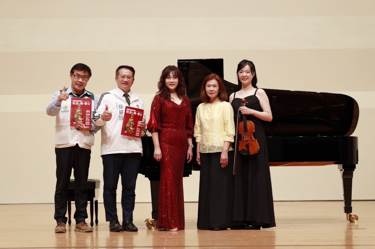 鞋盒傳愛心音樂慈善會，蔡旺詮和音樂教師共同耶誕送暖