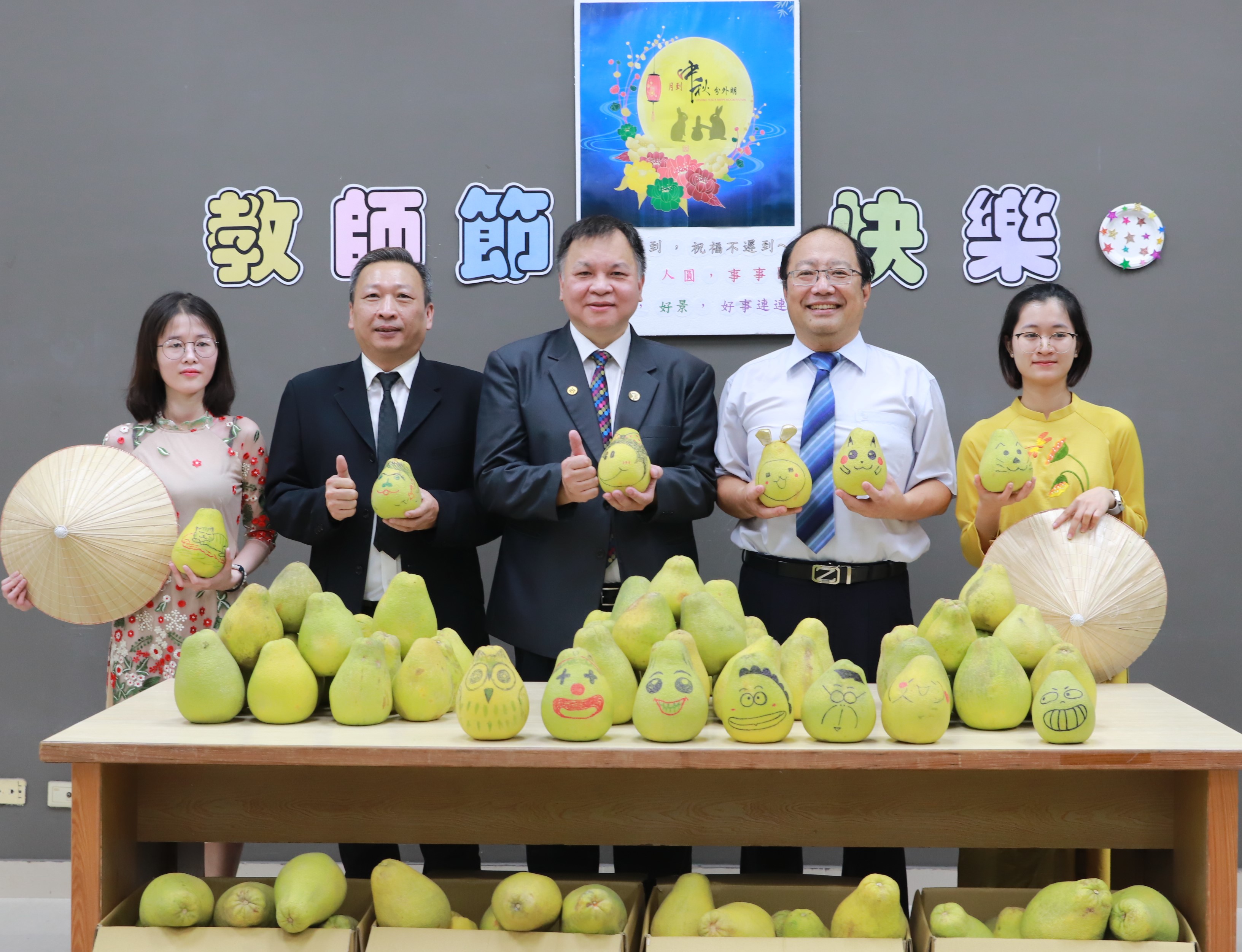臺南市驗光生公會贈中華醫事科大文旦柚 500顆   教師節敬師並慰藉外籍生提早歡度中秋