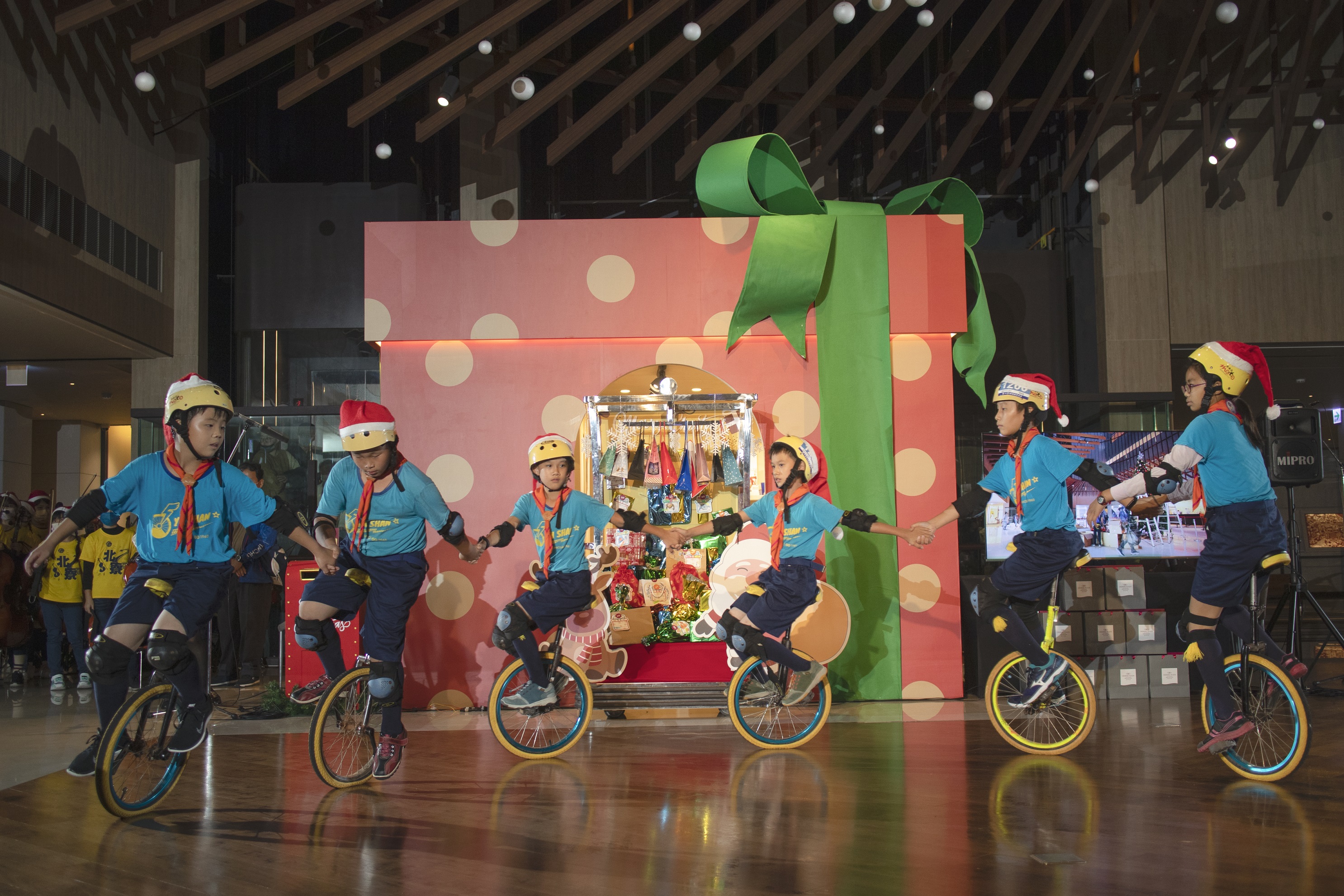 台南大員皇冠假日酒店 傳愛五年283位孩童受惠 北寮國小孩童圓夢平安夜 獻上弦樂演奏