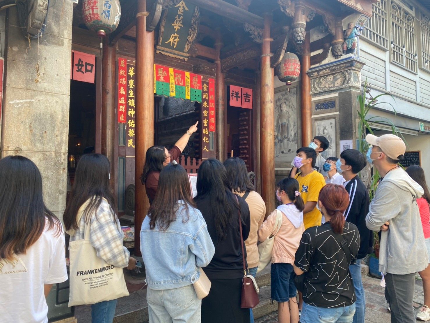 南臺科大文化底蘊USR團隊攜手台南市文化協會   以燈籠是神農街的路燈為主題 籌辦虎年花燈展