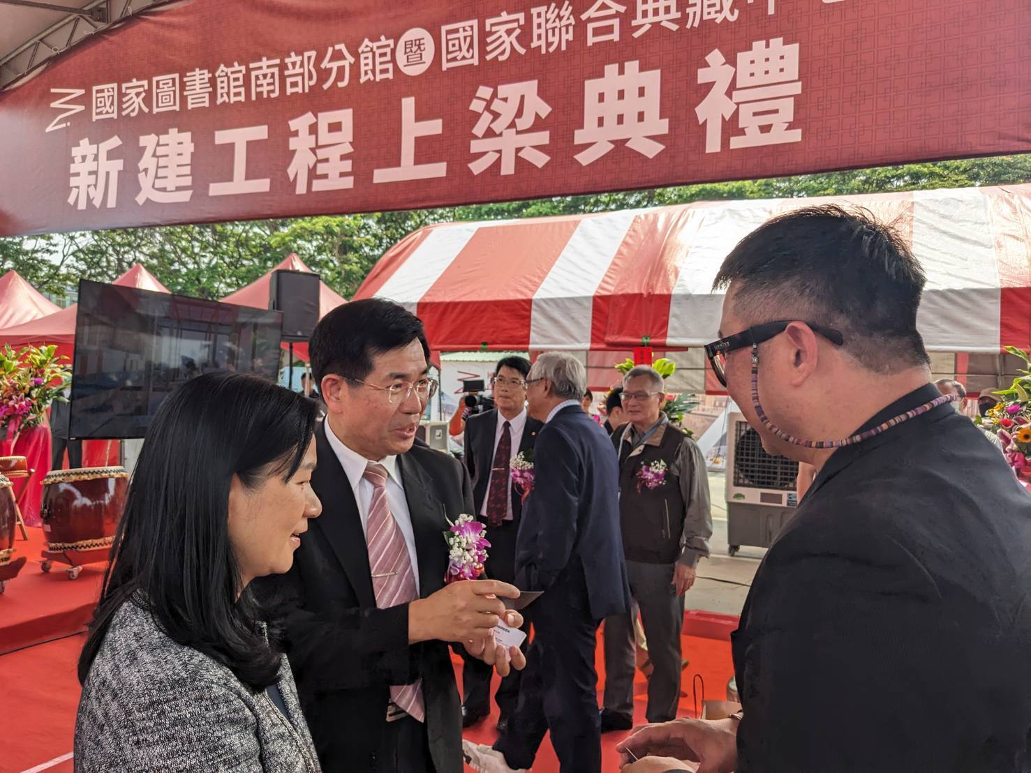 南臺科大獲邀出席國圖南館上梁典禮 見證大南方地區圖書資訊發展的嶄新里程碑