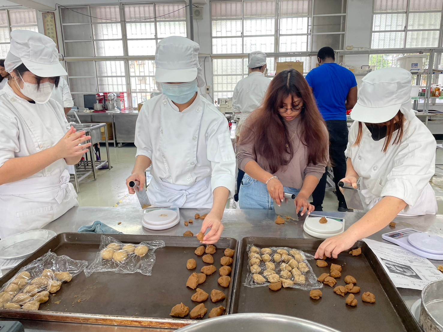 崑山科大外籍生與玉井工商互動交流 手作台南傳統點心拓展文化新視界