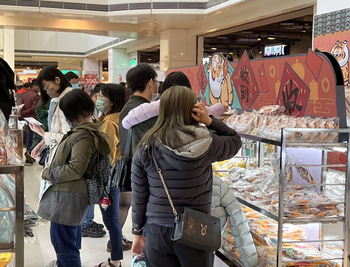 新光三越台南新天地虎年強檔鉅獻！超人氣插畫《我不是胖虎》驚喜登場！免費入場！全新獨家新春限定打卡牆、療癒呆萌周邊喜迎金虎年！同場加映！家用迎春展售會同步開展！Fuji按摩椅超低折扣57折起