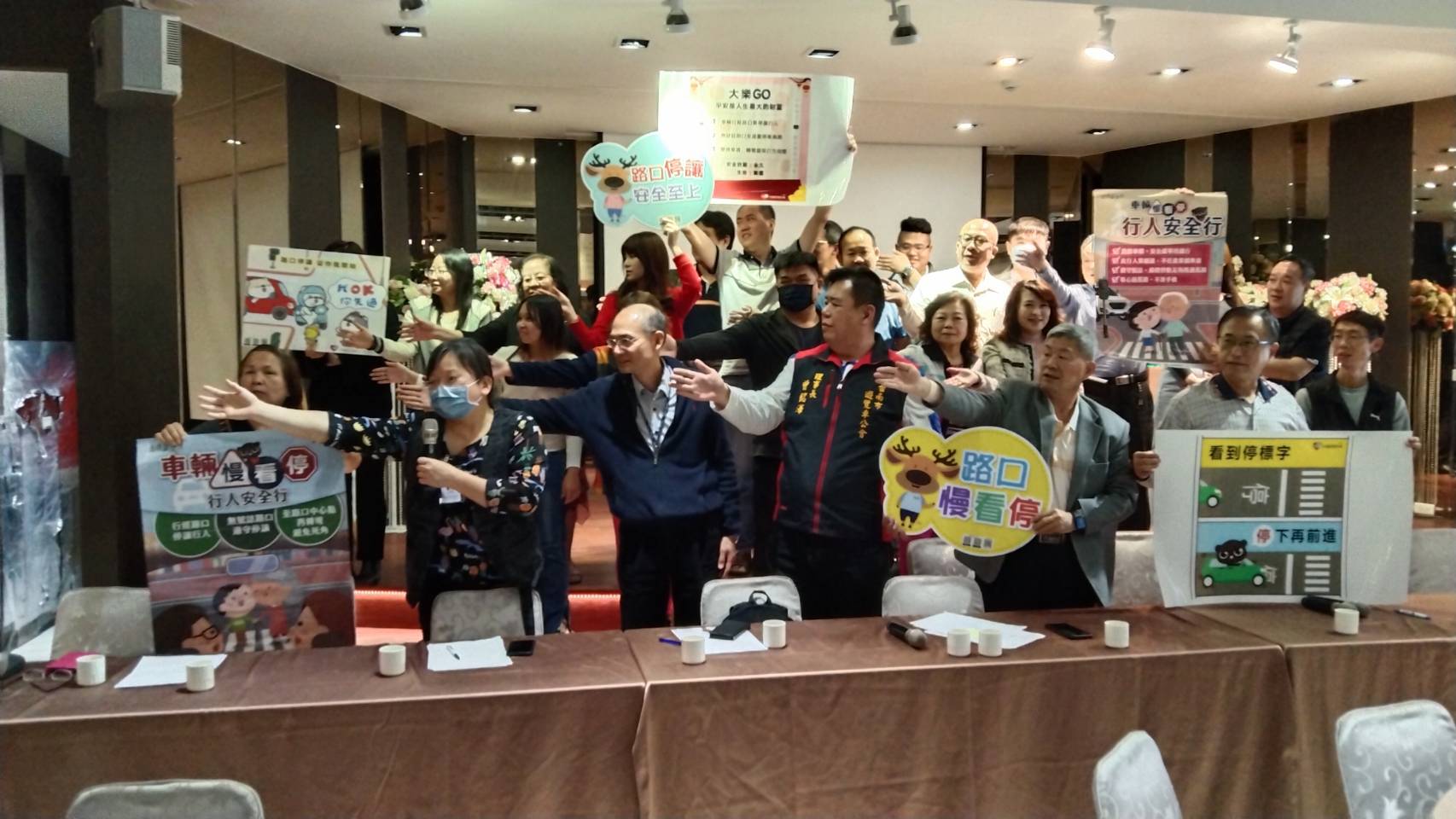 臺南監理站與遊覽車客運業者共同辦理路口停讓宣導活動，齊心為行人安全努力