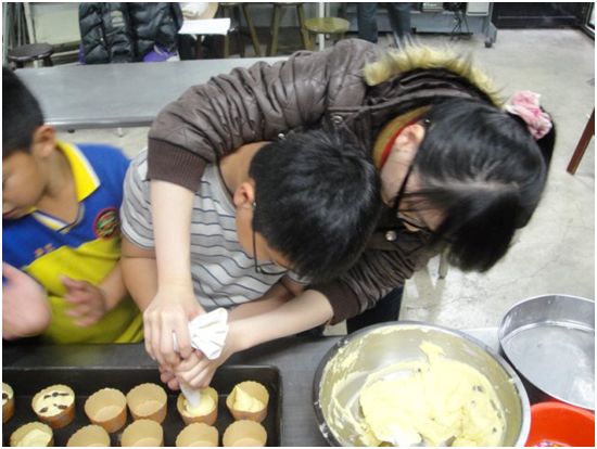 嘉南藥理科大食品科技系與嘉義縣阿里山鄉新美國民小學舉辦2011烘焙教育研習營