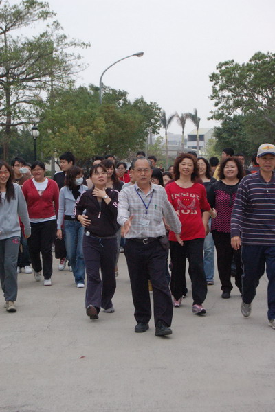 過勞案例頻傳崑山科大帶頭揪團快步走 師生健身兼聯誼 增辦公學習效率