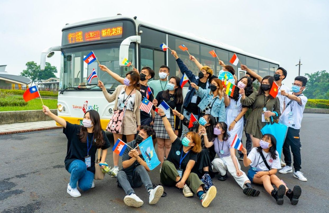 Hello西拉雅！跟著在地台灣好行、各國遊客自由玩也行