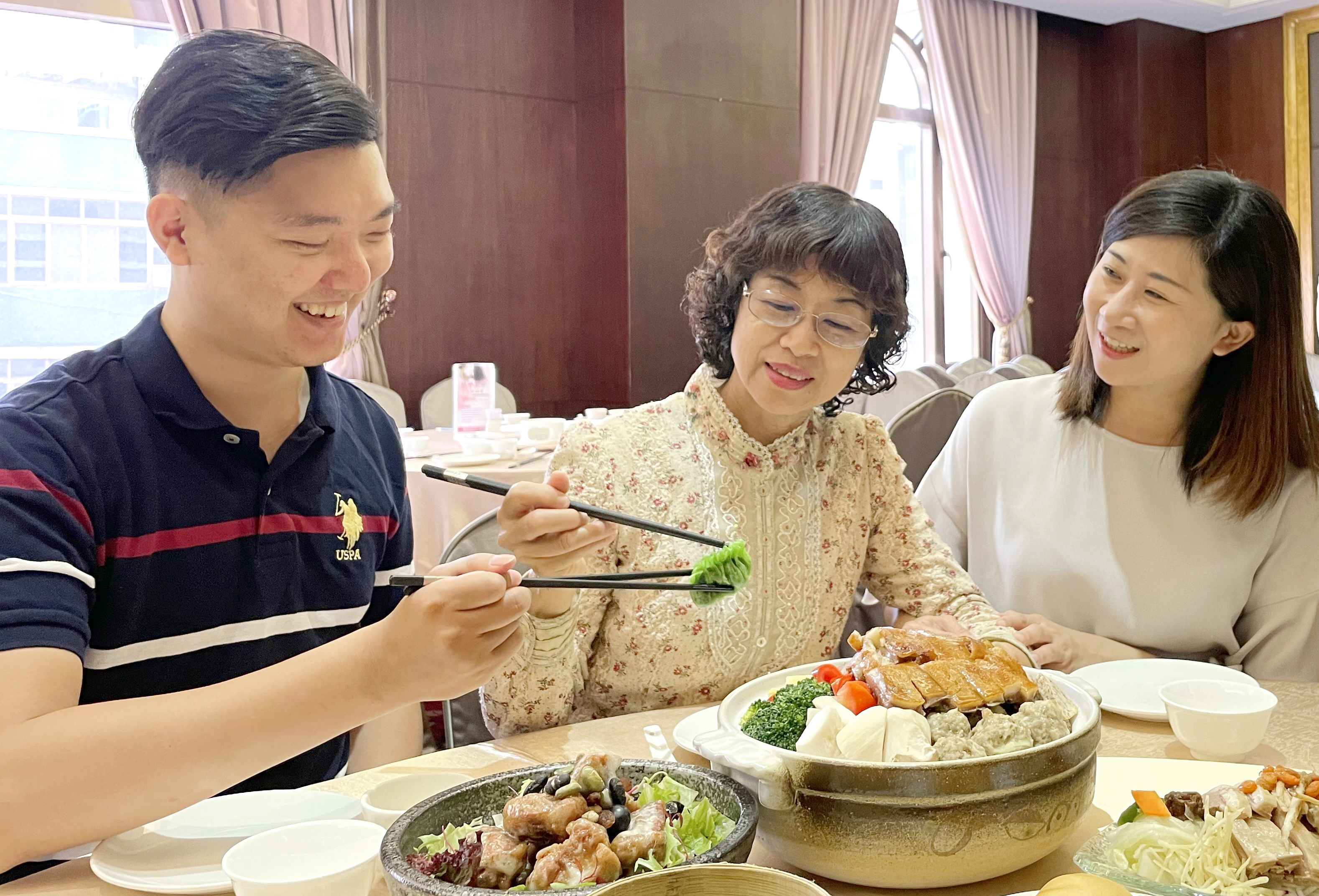 【富信愛媽咪】 母親節饗宴，早鳥優惠多! 桌菜外帶滿5000送500 自助餐3人同行1位媽媽免費