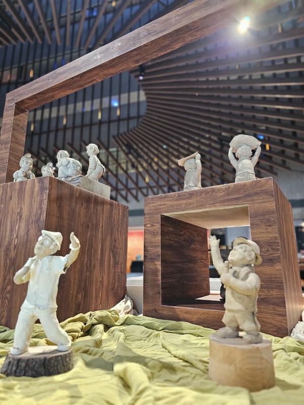 從土地走出的藝術靈魂， 台南大員皇冠假日酒店攜手黃榮文， 展開一場關於土壤與童趣記憶的對話