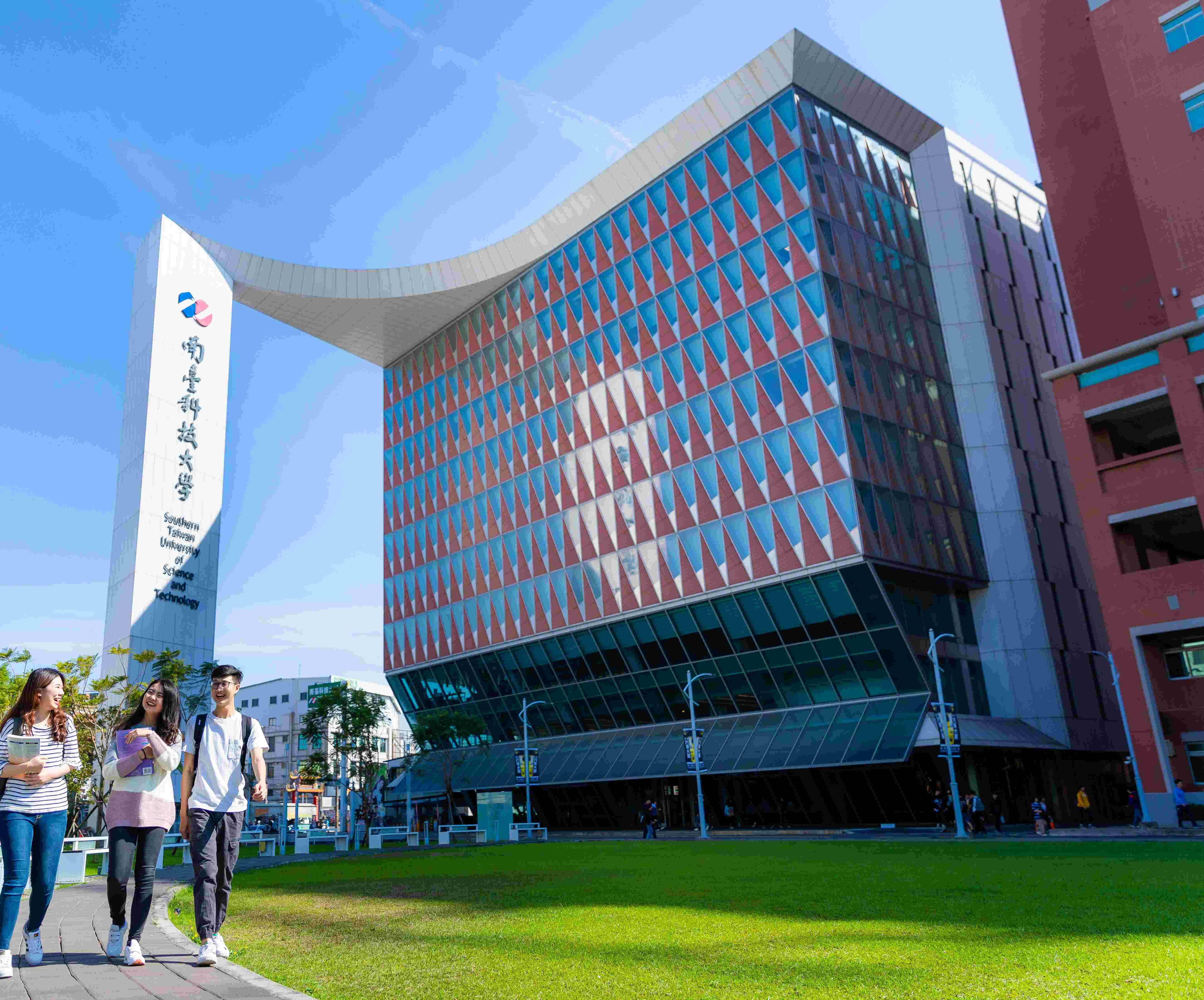 南臺科技大學、成大南工、新化高工、臺南海事、長榮中學與美商半導體與顯示器設備大廠台灣應用材料公司攜手辦理「半導體與顯示器設備製造產學攜手合作專班」精進半導體人才
