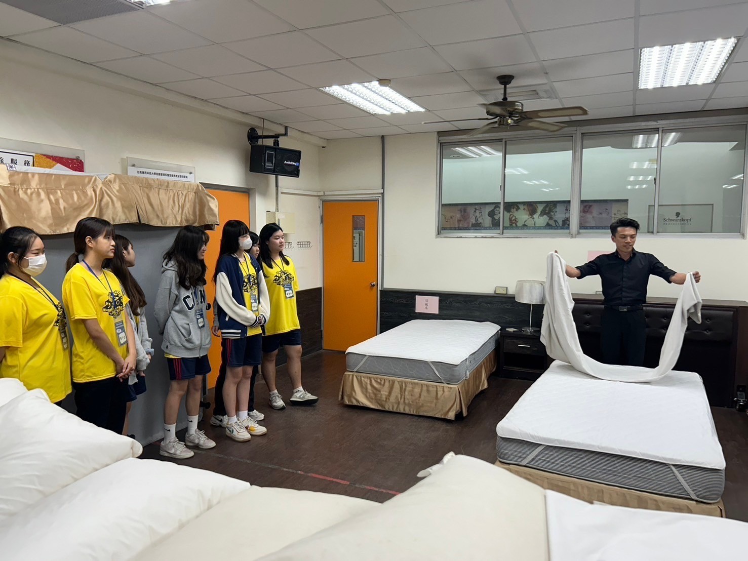 南應大旅館系攜手台南高商「觀光一起玩旅館‧學英文」  學習英語不用怕！融入旅館實務課程動手做