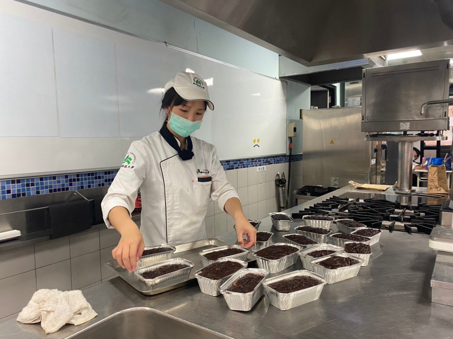 崑山科大餐飲系「布」警為「尼」回饋社會 製作甜點感謝無名英雄