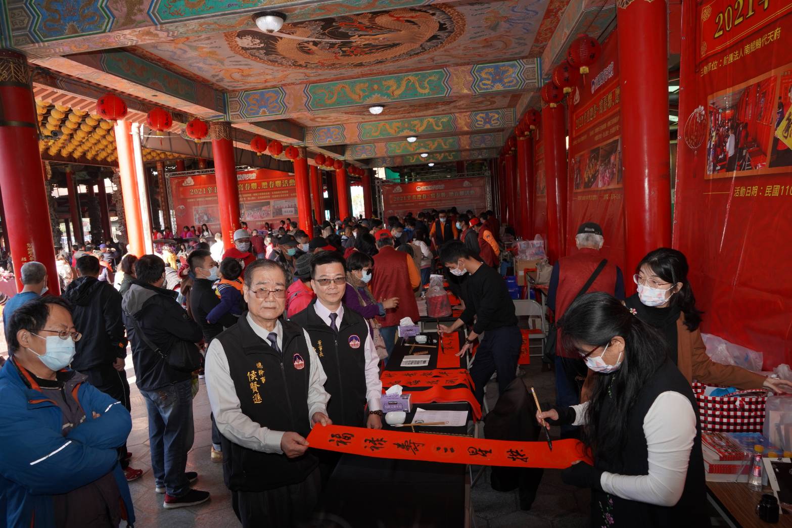 台灣王爺總廟南鯤鯓代天府新春寫春聯贈春聯活動場面熱烈上千人索取