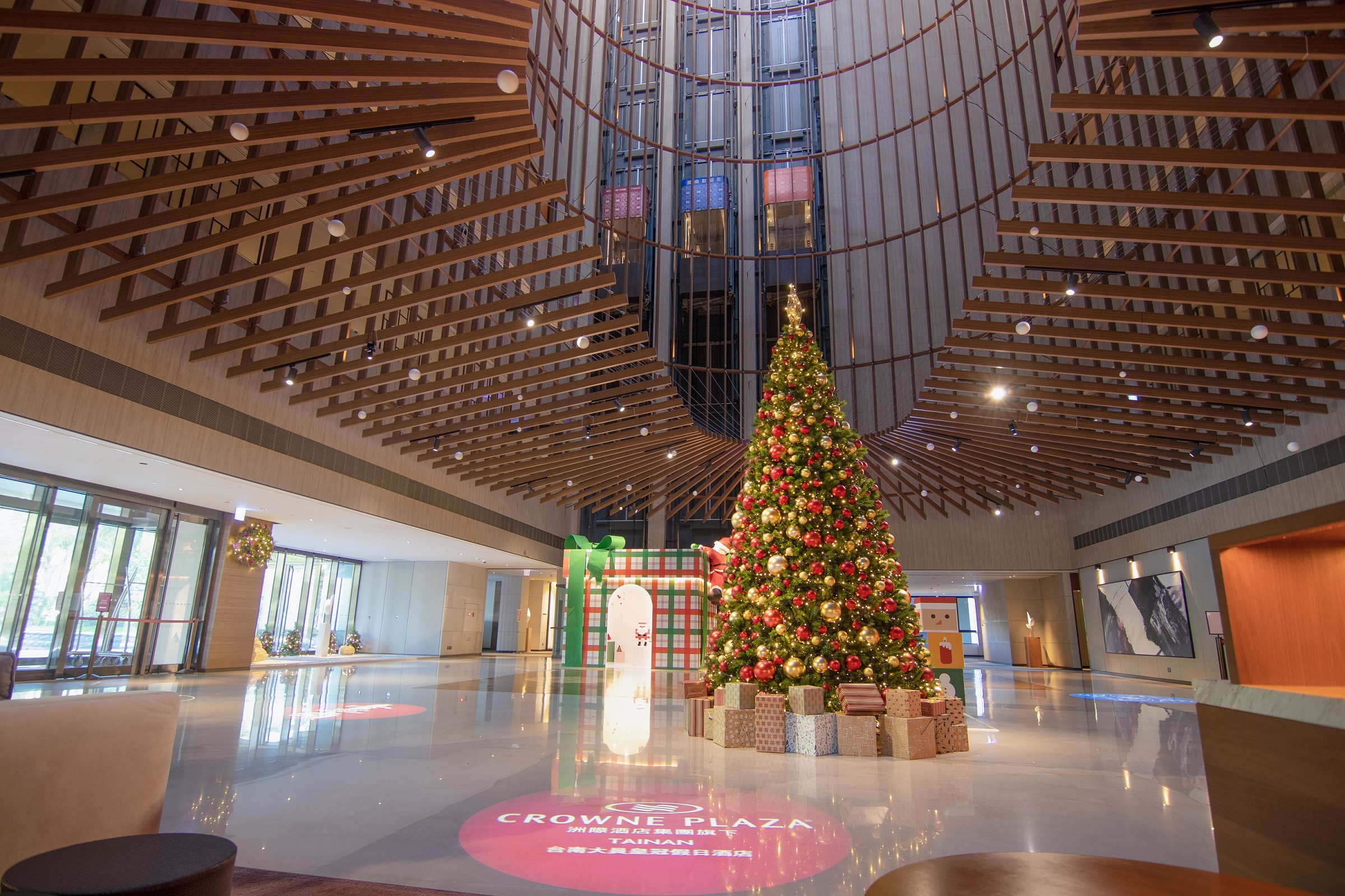 台南大員皇冠假日酒店 首辦聖誕點燈浪漫音樂會 臺南400年視覺布置 