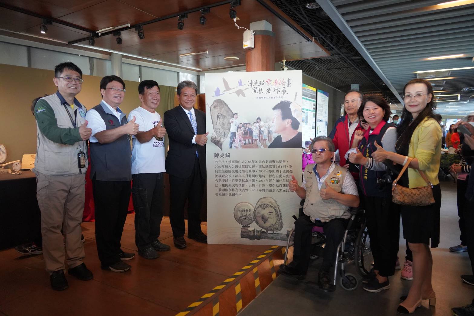 台南市議會議長郭信良及市議員陳昆和肯定陳亮錡電燒烙畫黑面琵鷺創作展