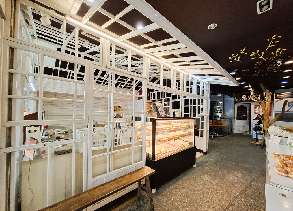 5._店內「屋中屋」的設計，可讓顧客在屋外點餐、觀看麻糬製作，別具巧思創意。（張耘書拍攝）