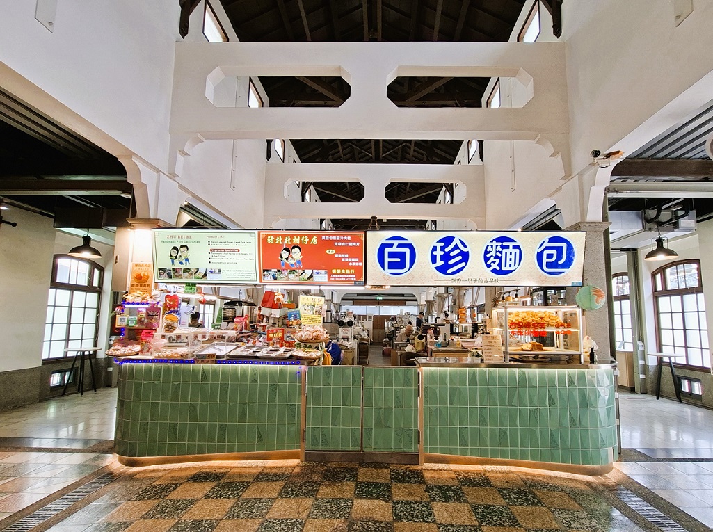 6._目前百珍麵包也進駐西市場美食街,由第三代張慈云負責打理。(張耘書拍攝) 6._目前百珍麵包也進駐西市場美食街,由第三代張慈云負責打理。(張耘書拍攝)