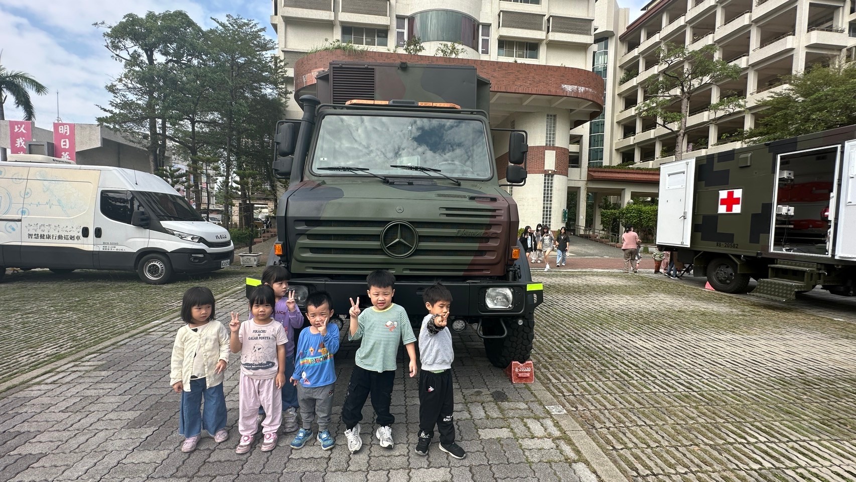 華醫Team 全民國防國軍裝備進駐校園展示  師生體驗不同軍種裝備演練一起做國軍的後盾