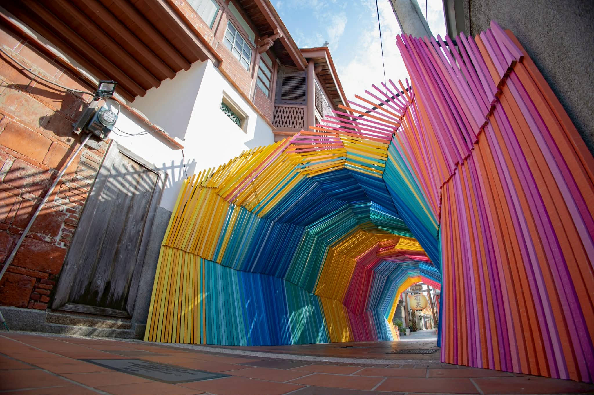 鹽水漫月美行動作品《記憶的流動》、《路燈樹》臺灣藝術家暖心創作照亮老街巷弄