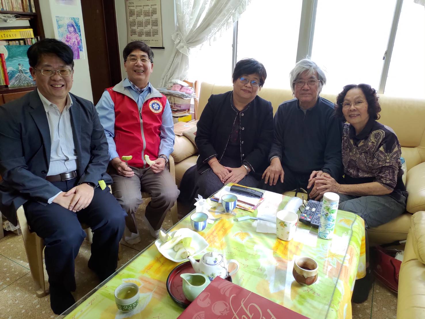 南大賀歲迎新年～陳惠萍校長向退休同仁賀新春