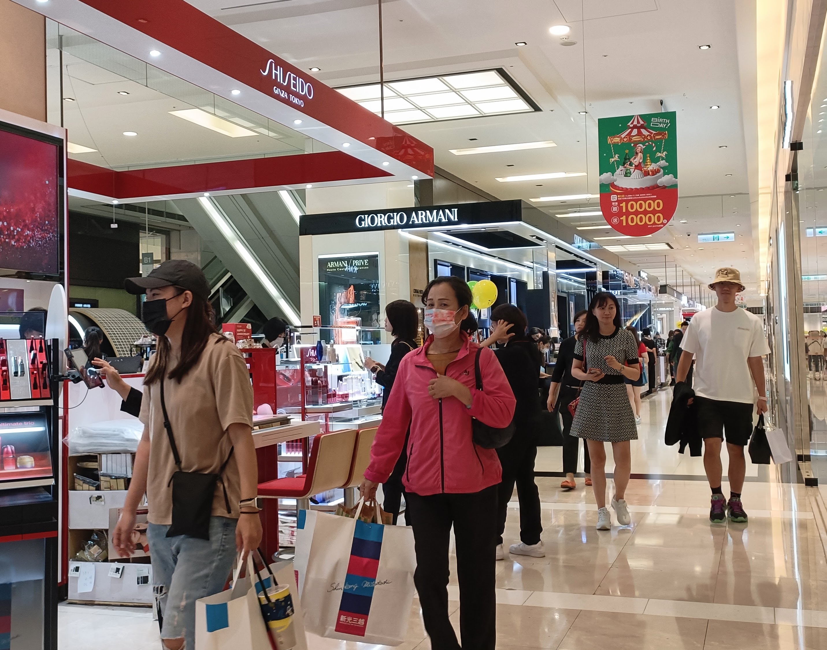 南部最強購物盛典！新光三越台南新天地21週年慶現正開跑！連二日人潮爆滿！  狂歡雙11購物節！絕不容錯過的限定商品與限時優惠！趕緊筆記下來！  全台南都在期待