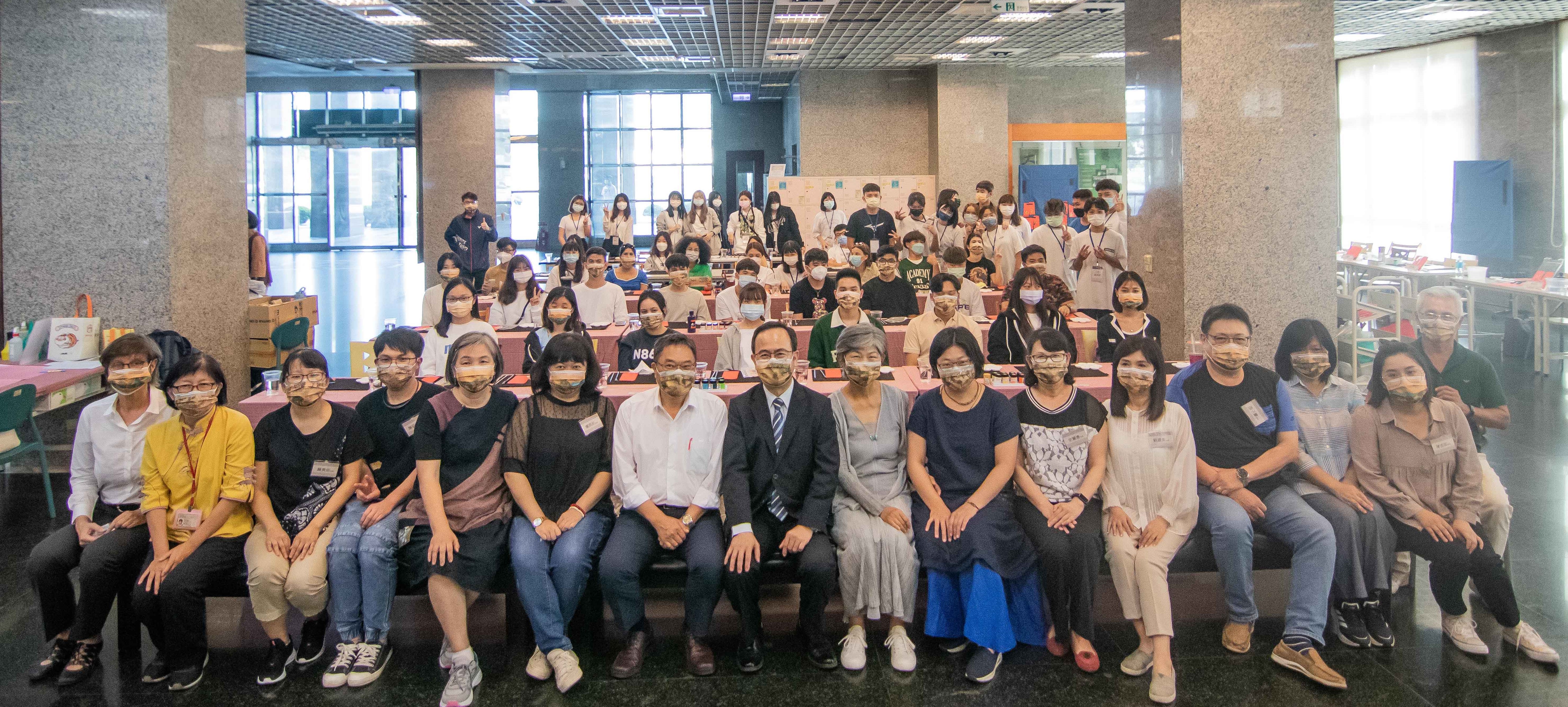 南臺科大「夢迴二十四節氣：高美芬師生國畫暨館藏圖書展」開幕 外籍師生樂學國畫