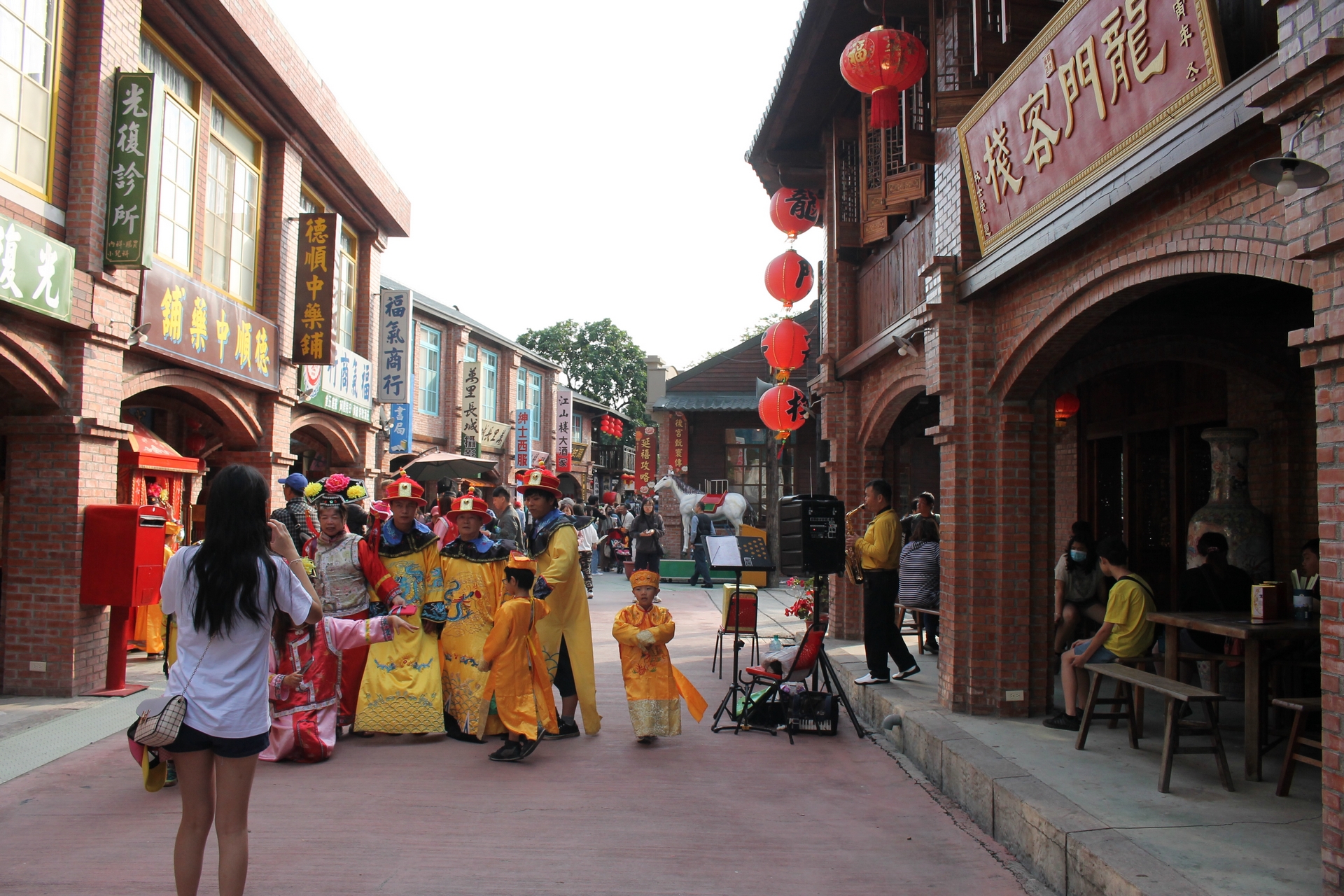 台灣萬里長城登高踏青 帶父親扮皇帝玩角色扮演 歡慶父親節