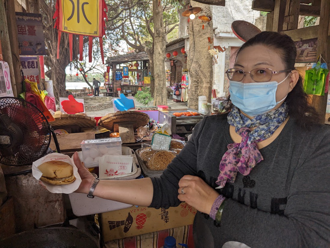 台南學甲秘境「老塘湖藝術村」園區展售「月內餅」！遊客必嘗古早味小點心