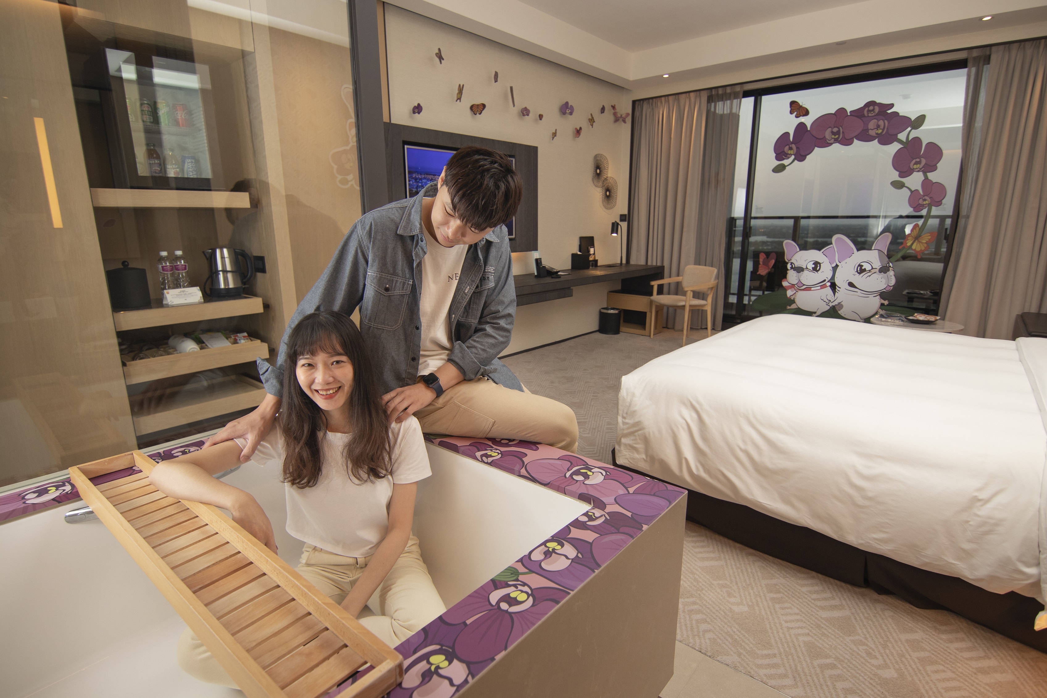  台南大員皇冠假日酒店「法鬥主題房」亮相 ，法鬥成名畫  麻豆超逗趣  