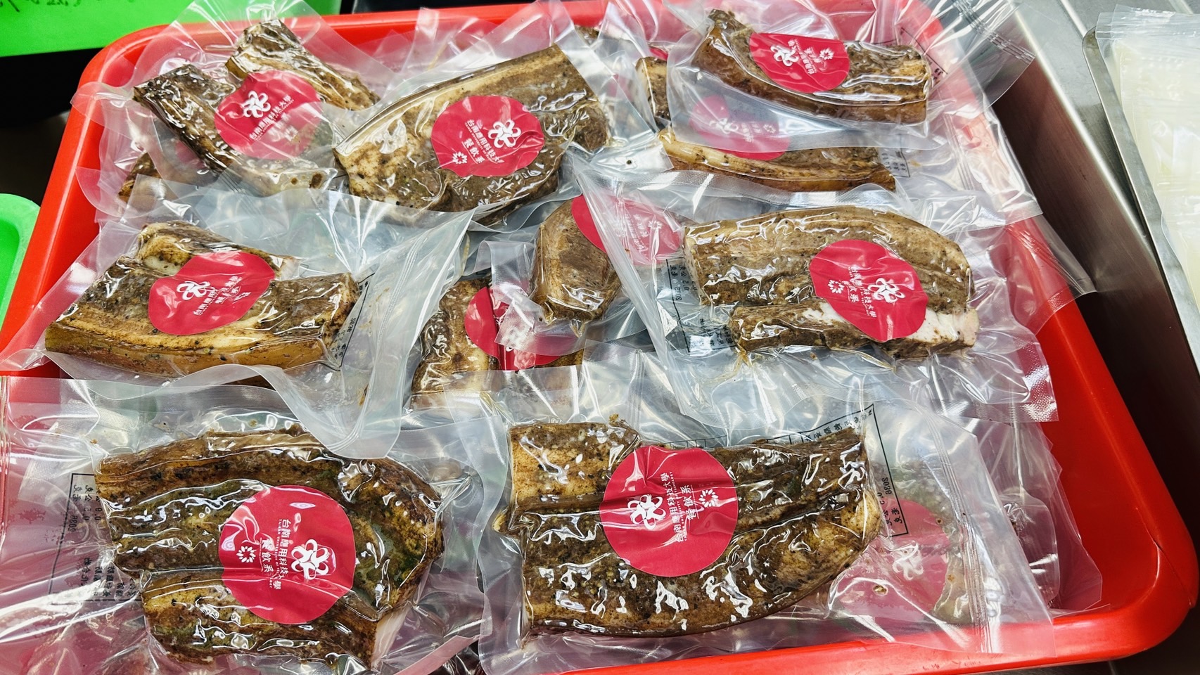 呼應惜食減碳  落實飲食帶綠  台南科大餐飲系研發調理包  共創永續美好世界  台南科大餐飲系研發調理包  在家也能享受大廚美味