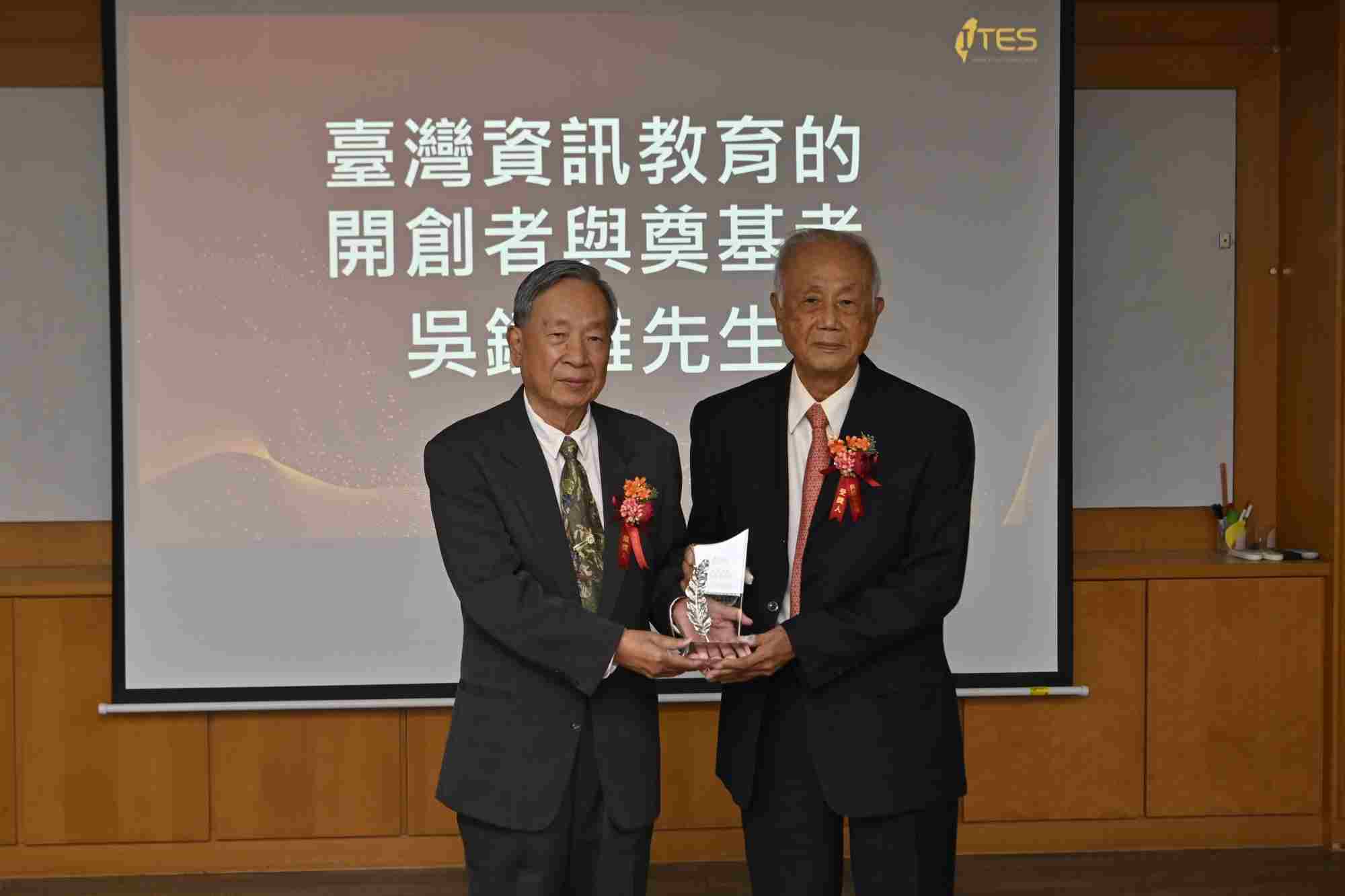 開創臺灣資訊教育發展 南大校友吳鐵雄榮獲教育研究終身成就獎