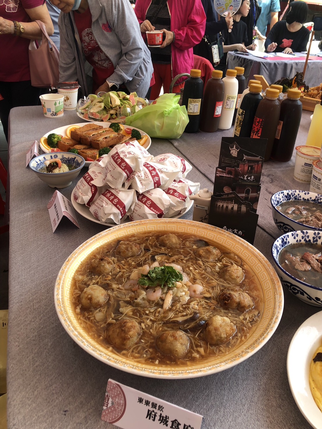 國宴等級「囍市集」聚集22家台南知名小吃歡迎民眾賞傳統戲、吃美食