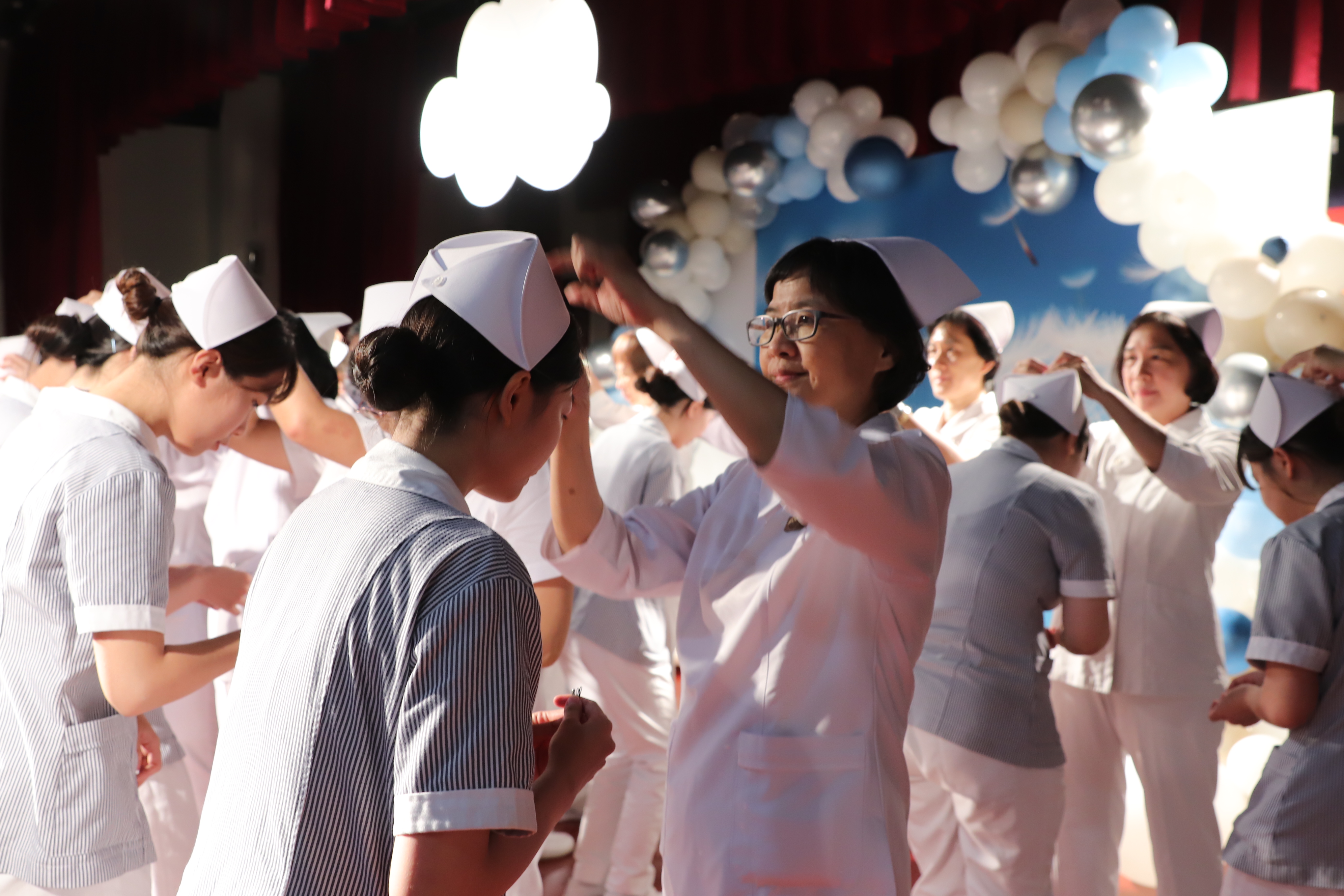 中華醫事科大護理系加冠典禮231位準南丁格爾傳光宣誓  效法成為南丁格爾的傳人 過程莊嚴隆重