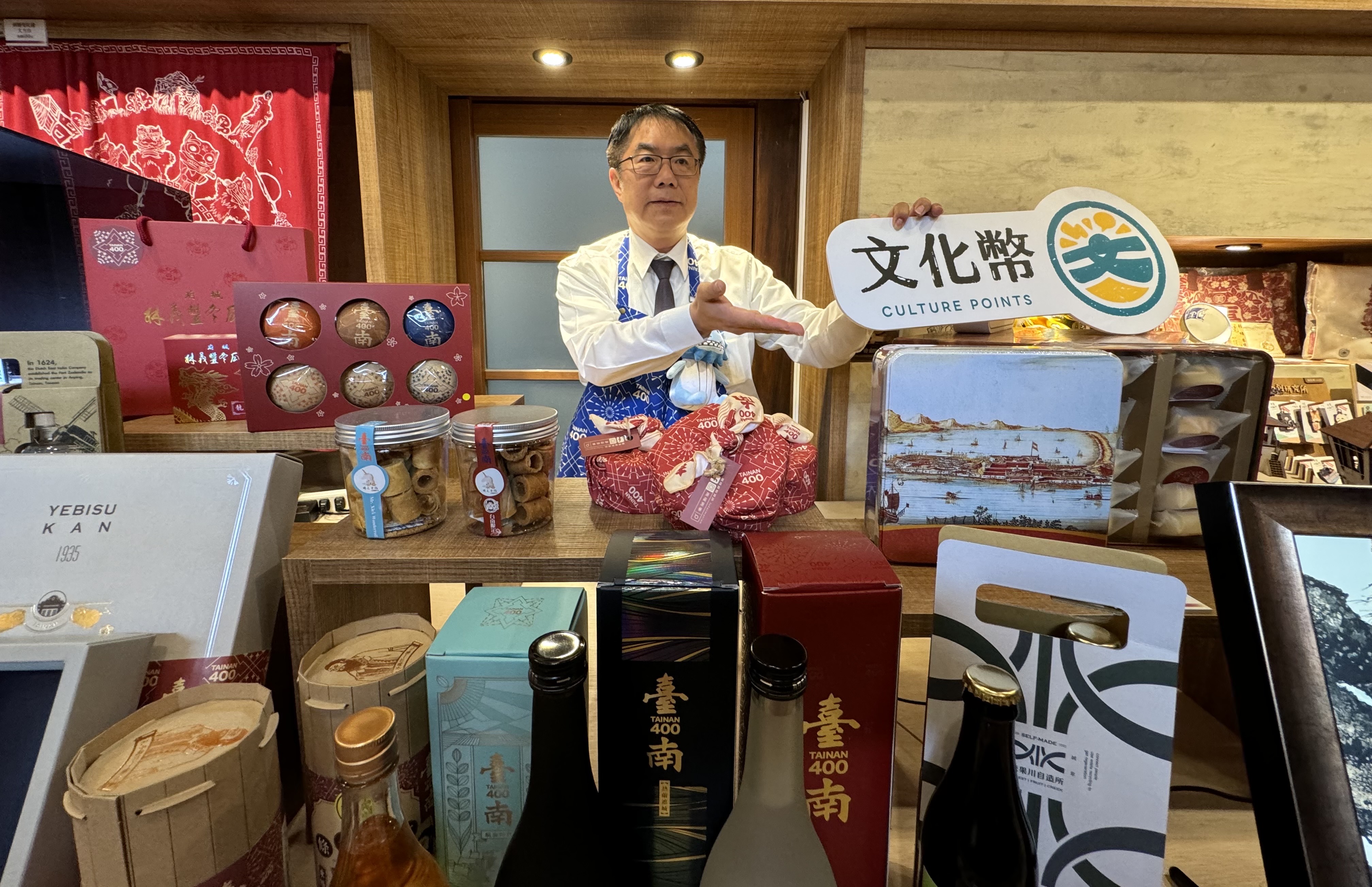 偉哲市長擔任臺南400限定店一日店長 現場加碼推促銷 吉祥物劍堡粉絲看過來，收藏劍堡的絕佳機會就在限定店