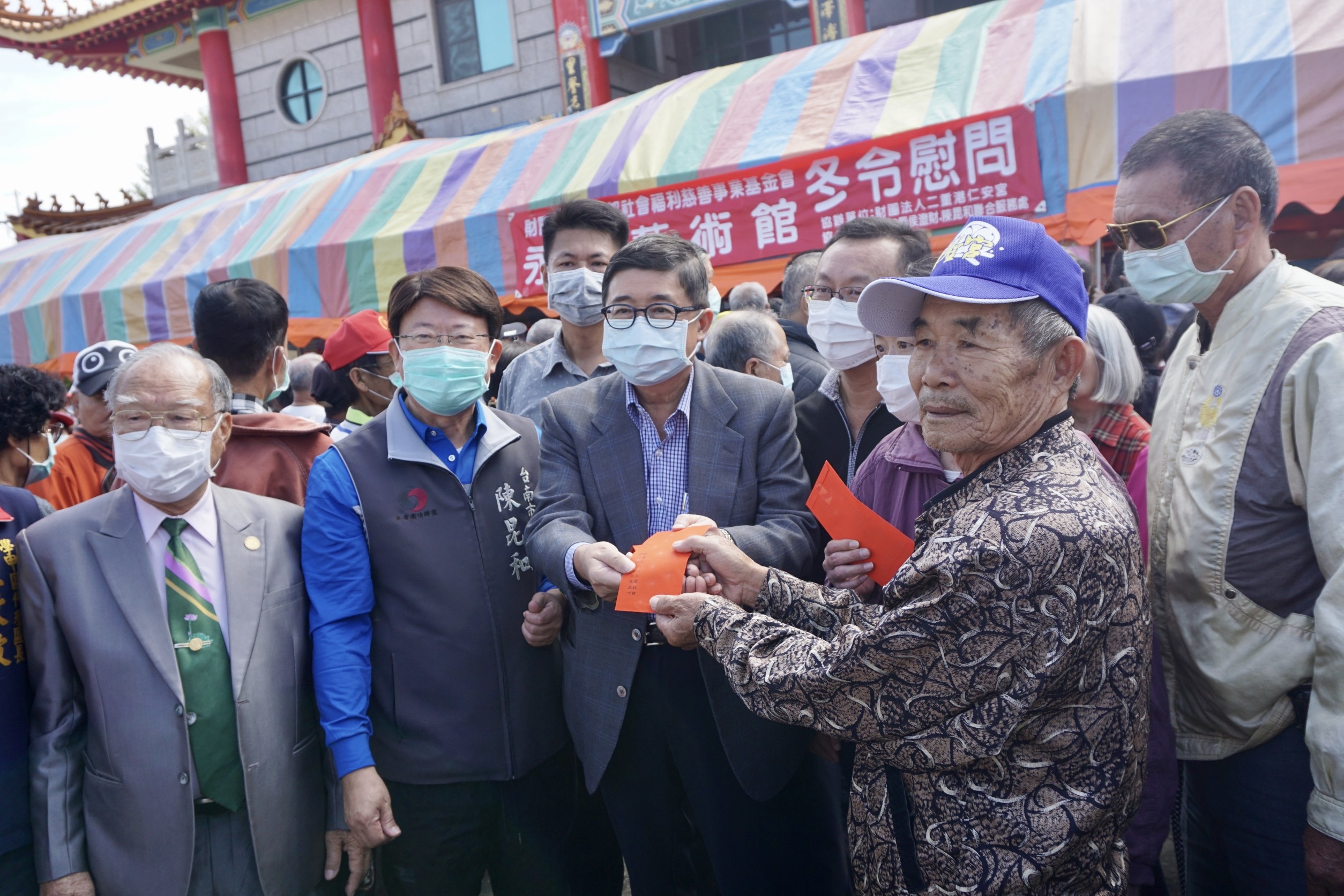 南紡購物中心董座侯博明歸鄉, 捐536萬元善款濟弱扶傾