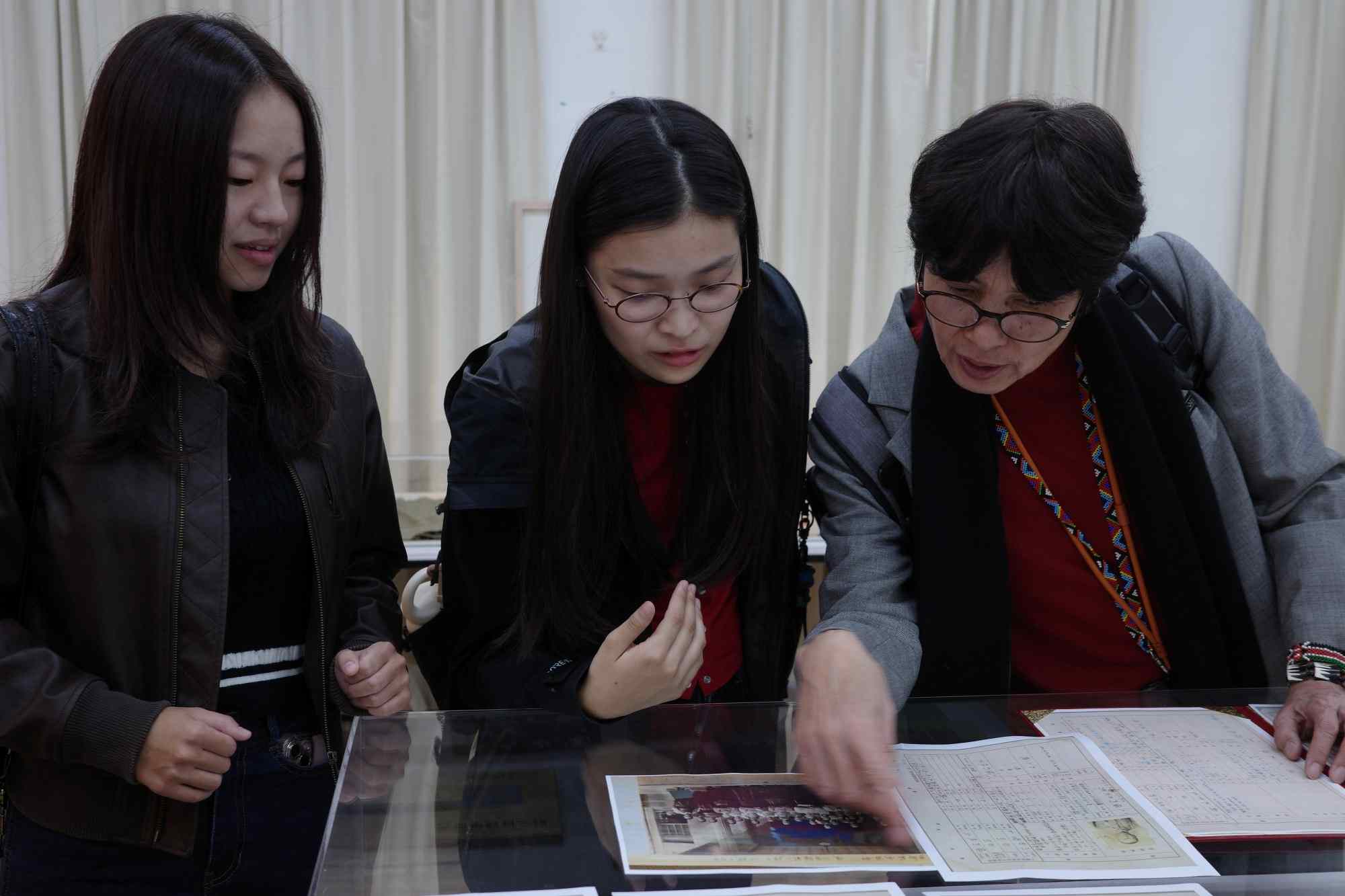 南大日籍校友之女專程來臺 文資系以史料導覽重現校史記憶