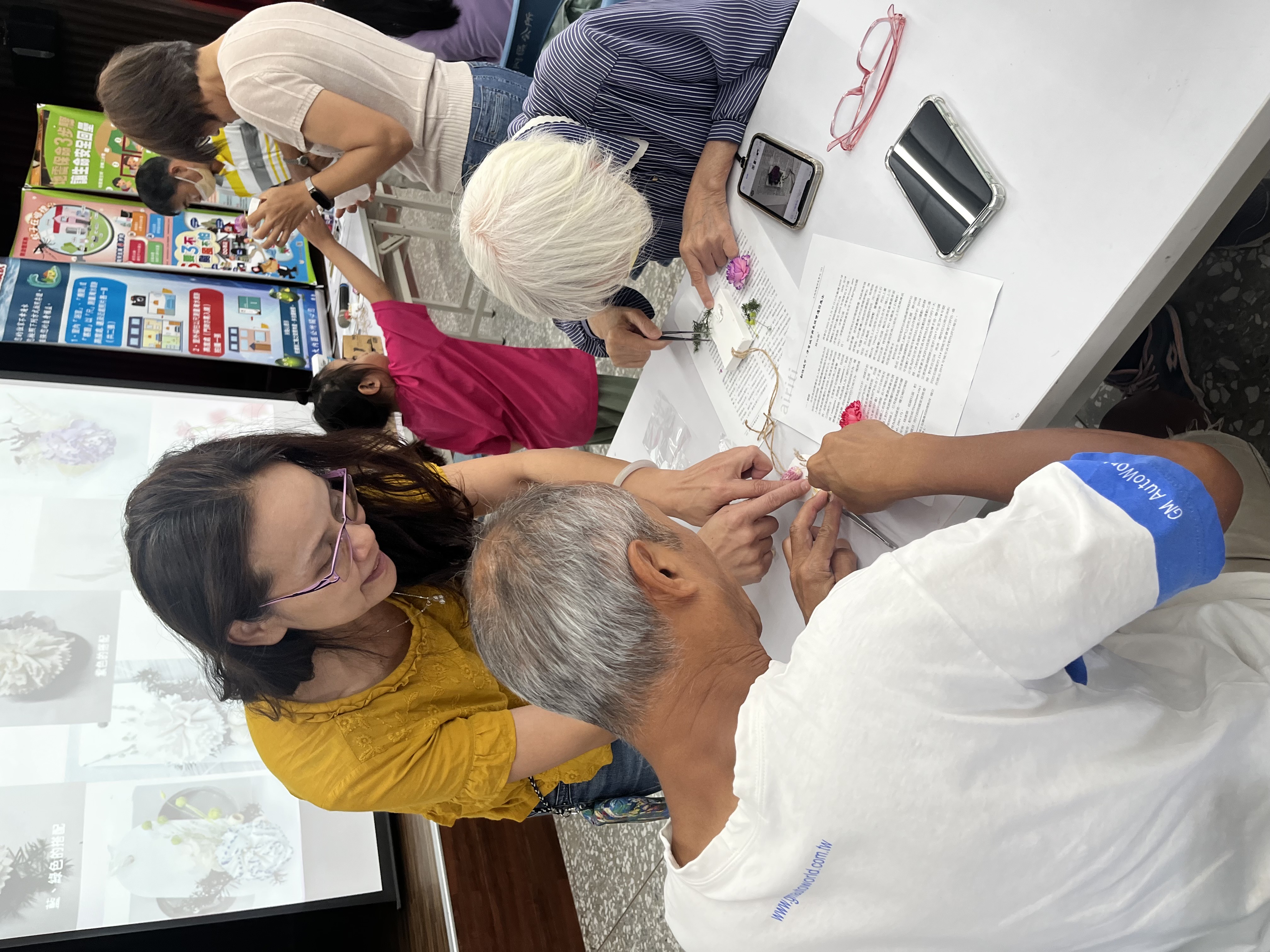 04.計畫協同主持人黃瑞靜副教授陪伴居民完成創作,將感恩透過手作細緻呈現 04.計畫協同主持人黃瑞靜副教授陪伴居民完成創作,將感恩透過手作細緻呈現