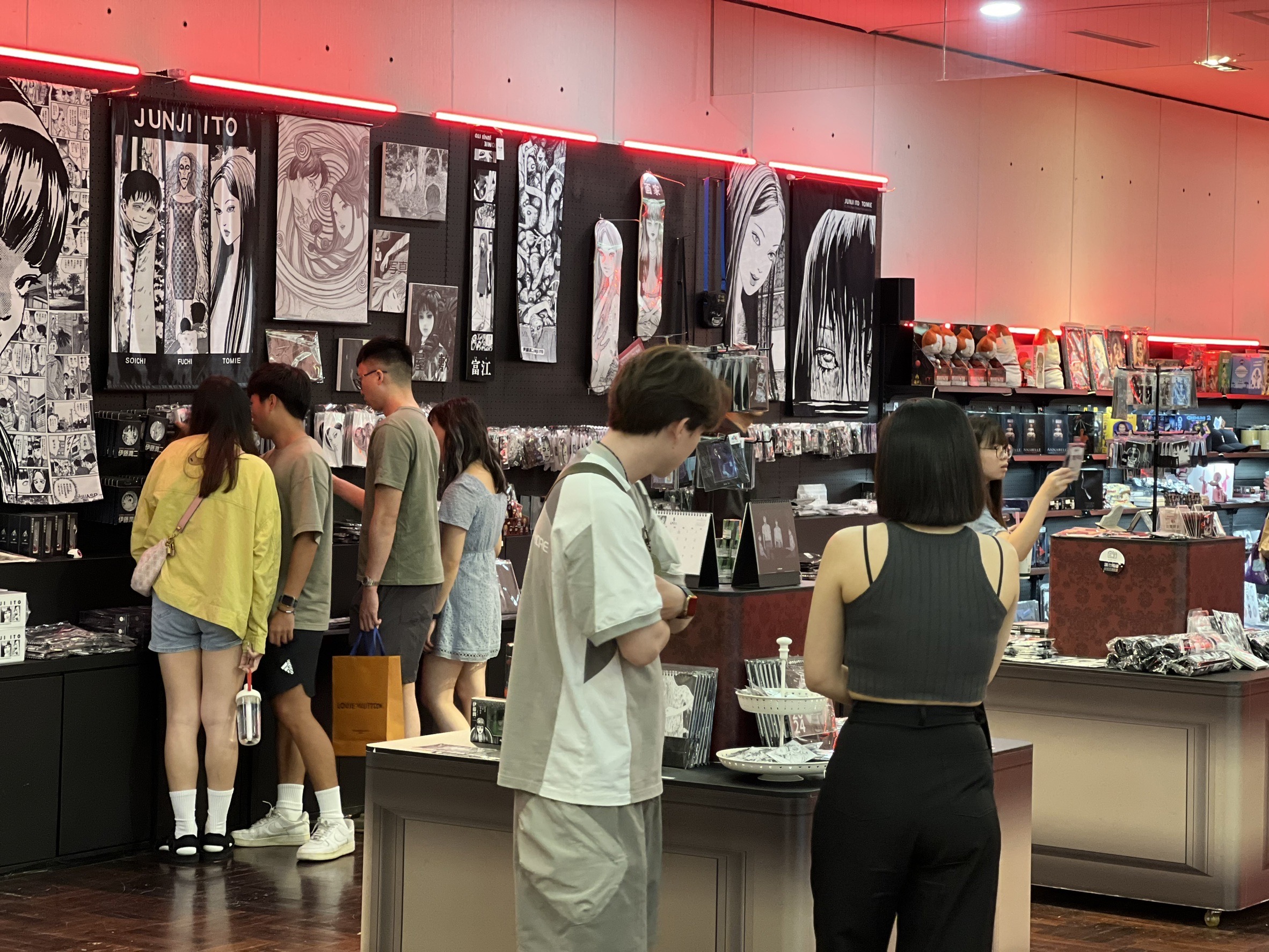 《驚典美學館》南部獨家首次降臨新光三越台南新天地！  中西雙版本VR沉浸式體驗引領恐怖盛宴！  集結經典恐怖角色與限定週邊 邀請無所畏懼的你來試膽