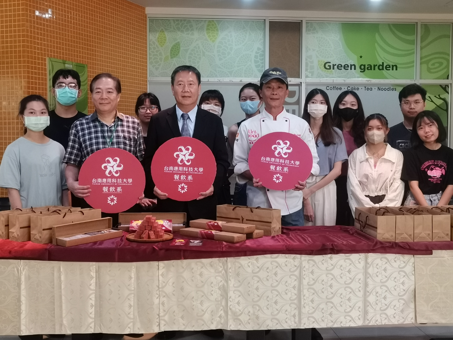 迎接臺南400 南應大餐飲系推出「紅磚鳳梨酥」貼心伴手禮 自用送禮兩相宜