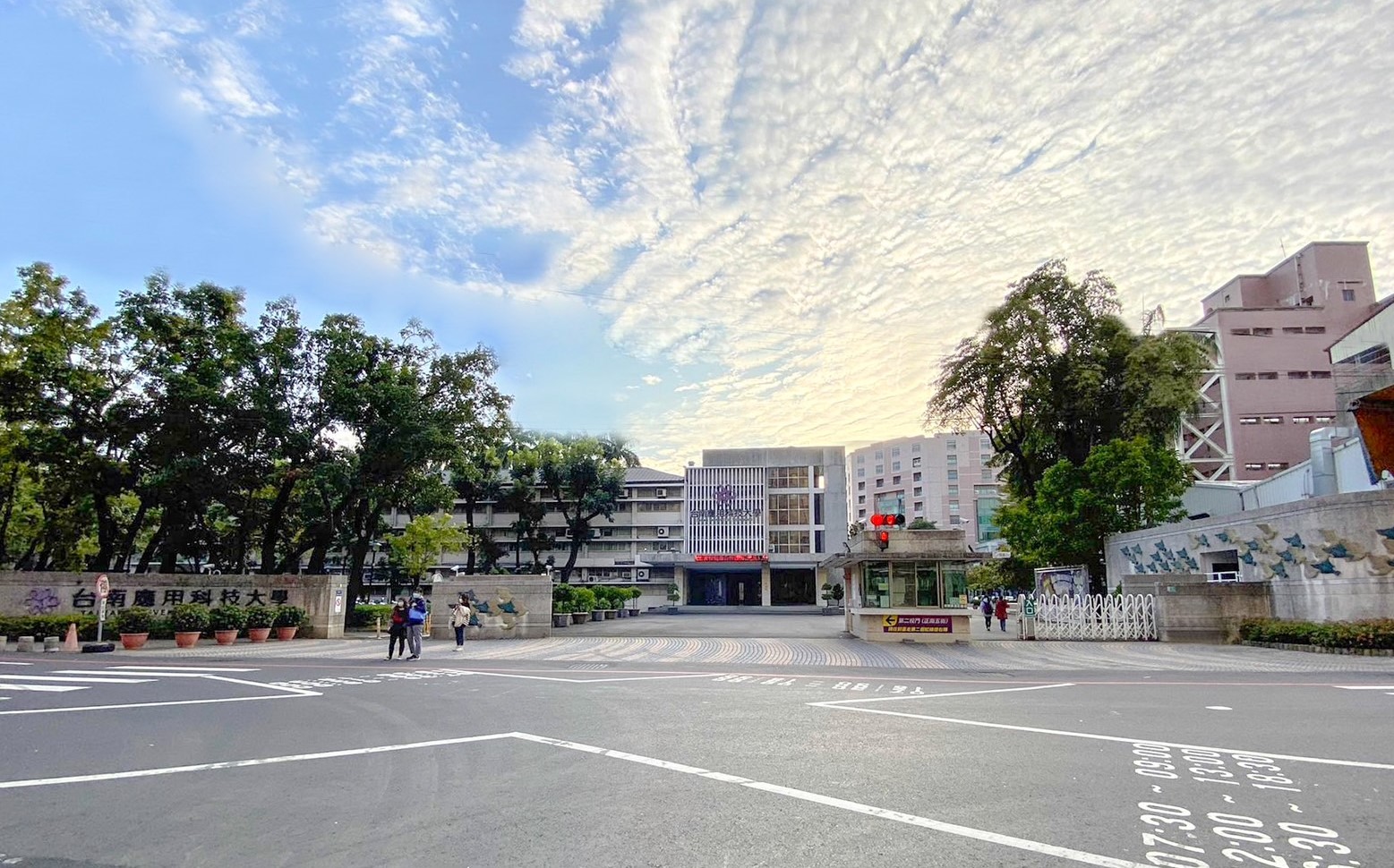 南應大邁向一甲子 董事長獲頒私校傑出教育事業家 明年起學校與國立大學同步調薪無落差