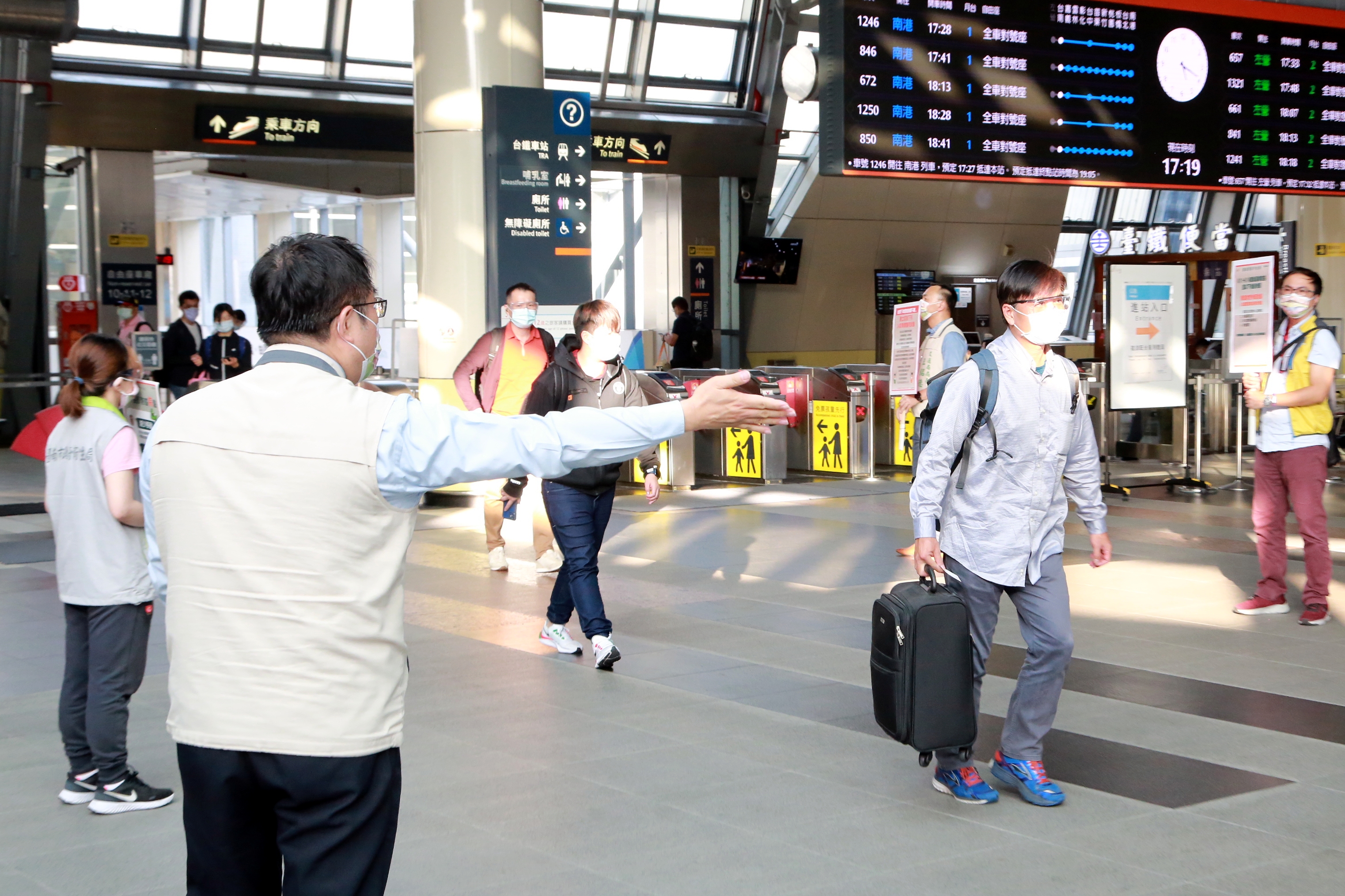 黃偉哲至高鐵台南站視察端午返鄉狀況 逾500位民眾預約篩檢