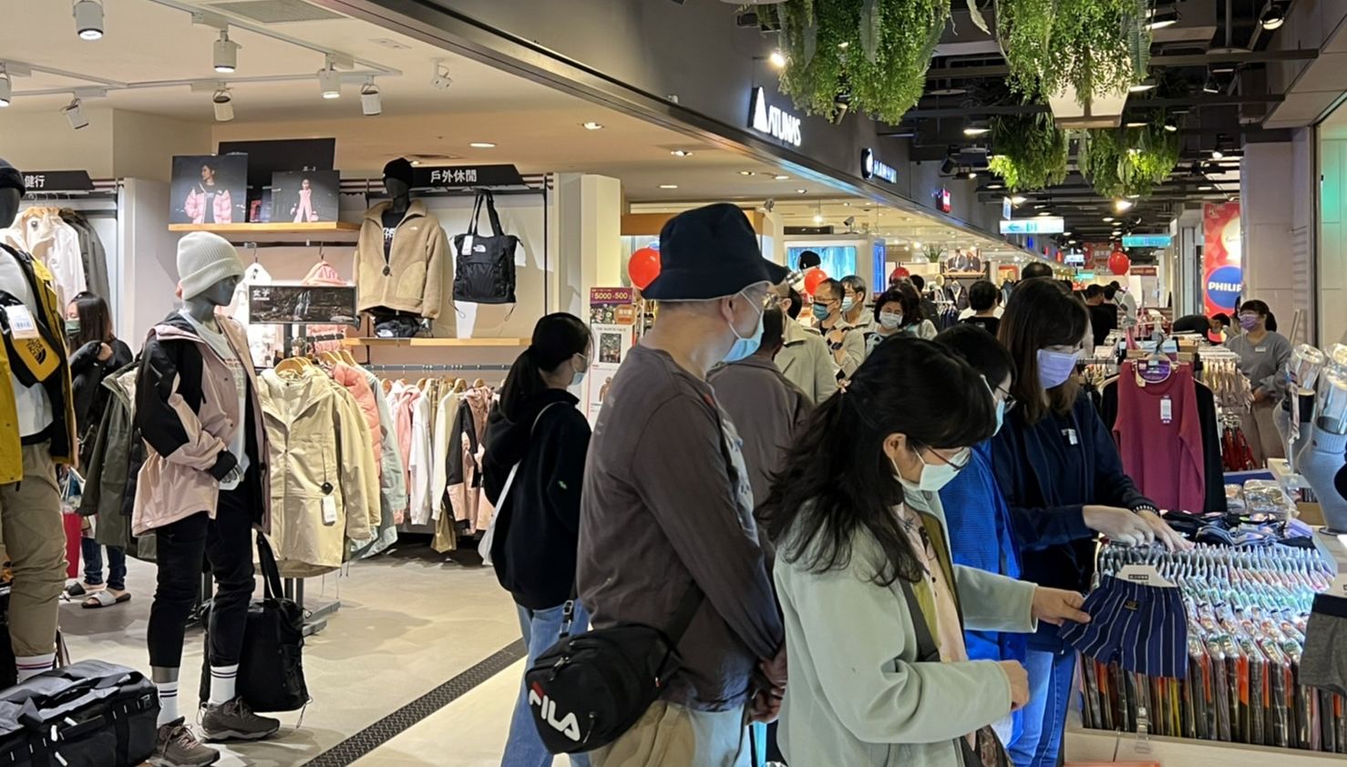 新光三越台南新天地19週年慶 五倍券、國旅券、藝FUN券加碼發威！中西商圈觀光客湧入 帶動百貨人潮衝刺