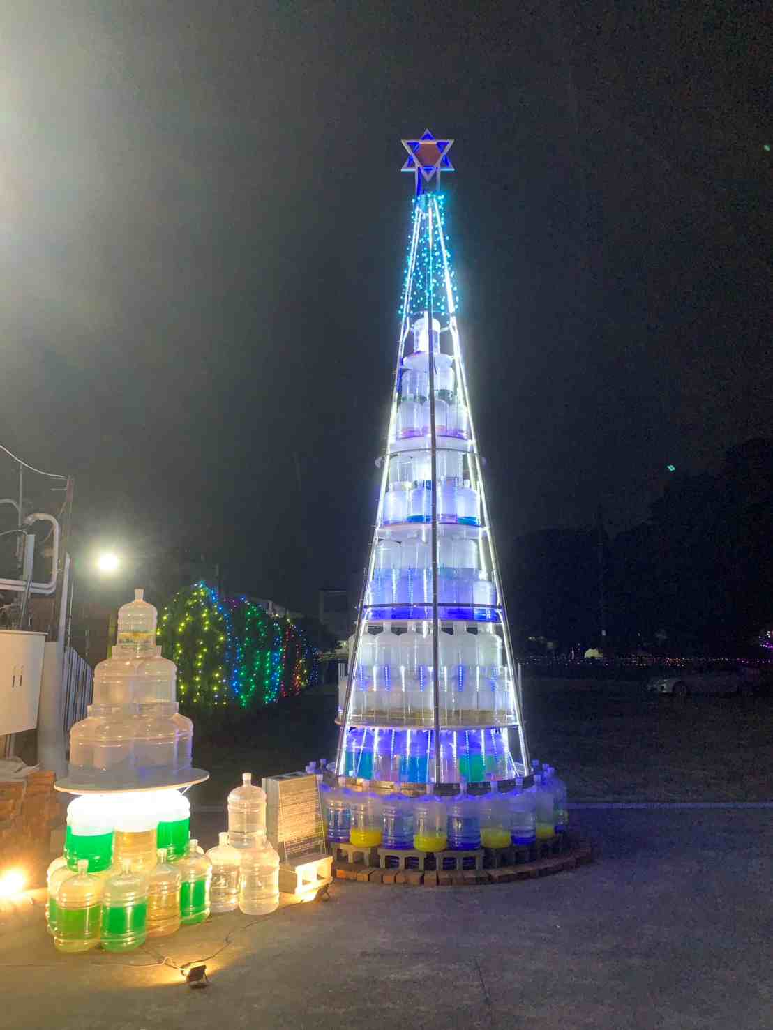 崑山科大空設系用水瓶打造永續聖誕樹 「諾亞之樹」13日點燈