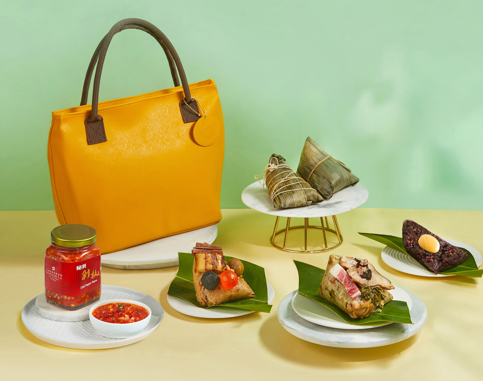 台南遠東香格里拉香粽禮袋上市 5月12日前預購八五折、大宗訂購另有優惠 創意松露上海菜飯粽、台味麻油松阪豬肉粽等風味 絕對驚艷饕家味蕾