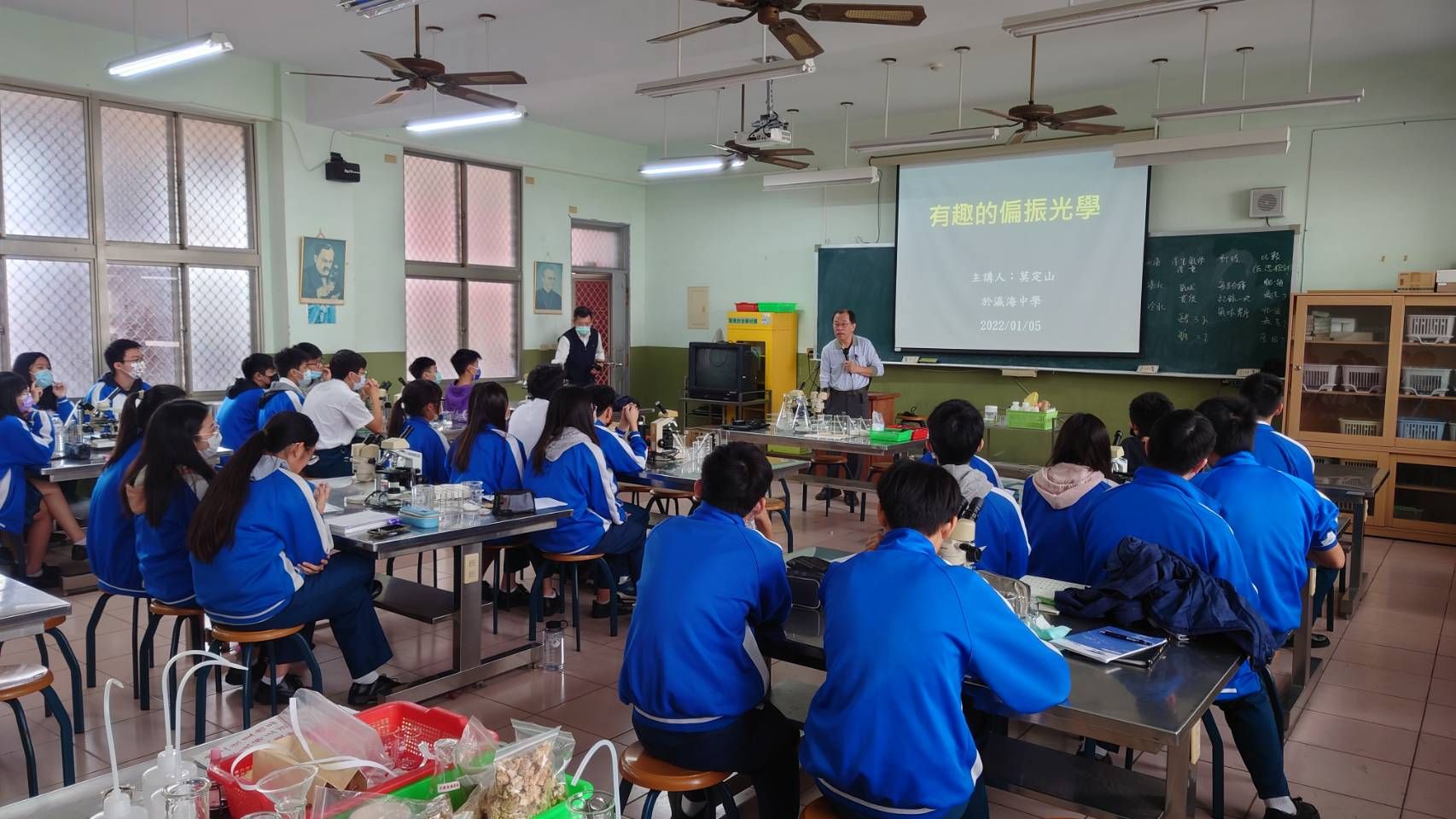 崑山科大材料系莫定山主任入高中職演示教學 揭開立體電影奧秘