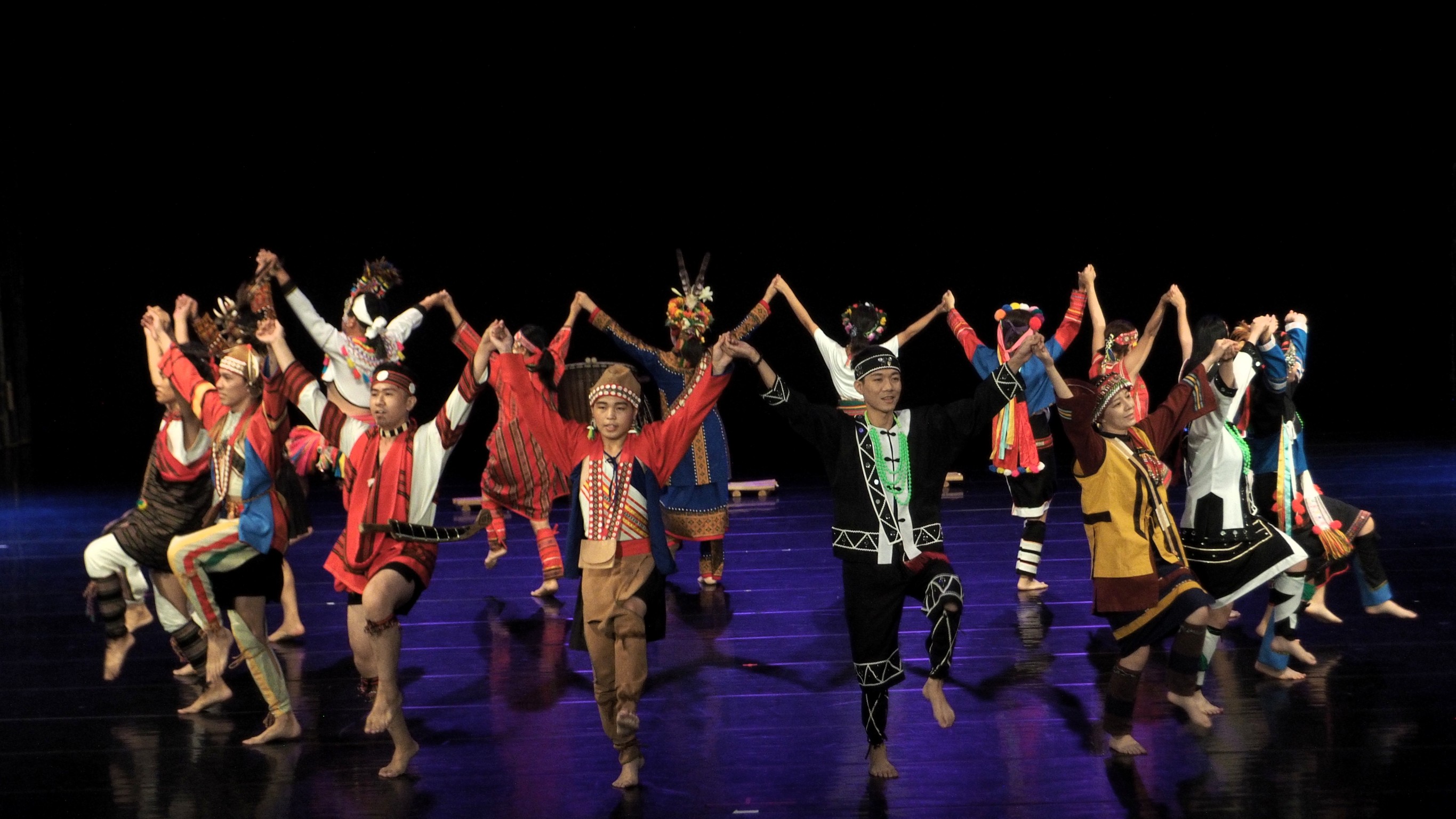  南紡購物中心原民市集13日起登場 ，PEANUTS專櫃巨型史努比吸引粉絲朝聖