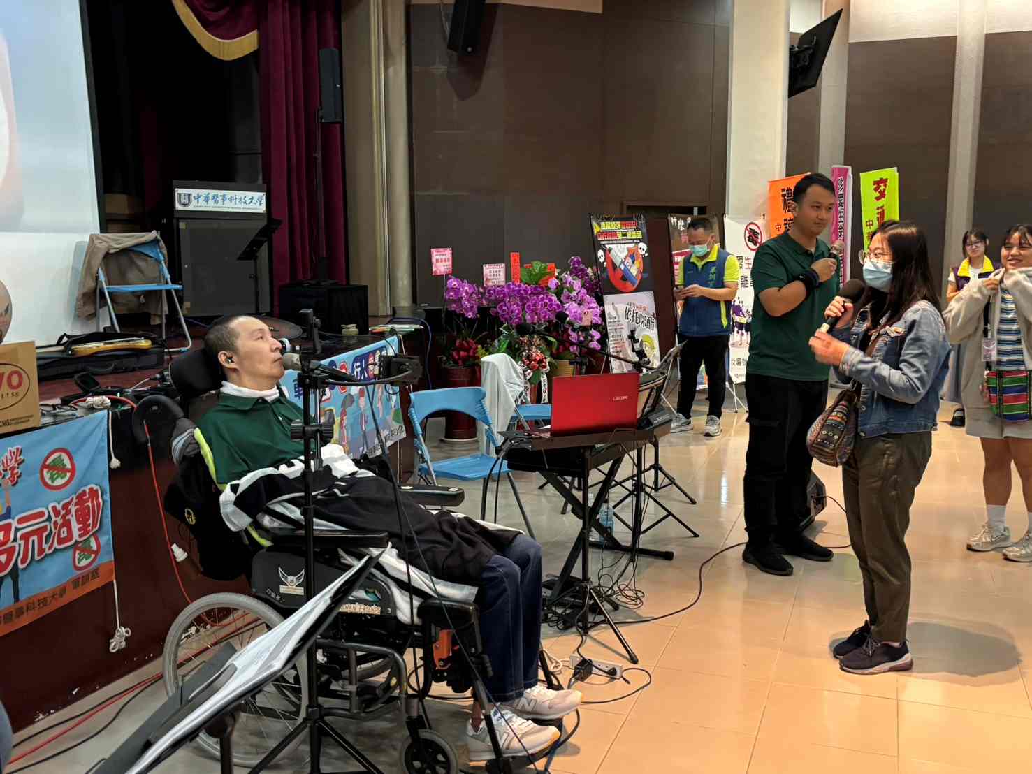 中華醫事科大交通安全生命教育邀請愛的小飛俠行動關懷團隊分享生命故事  車禍癱瘓的搖滾創作歌手李振全以音樂傳遞交通安全的重要與珍惜生命