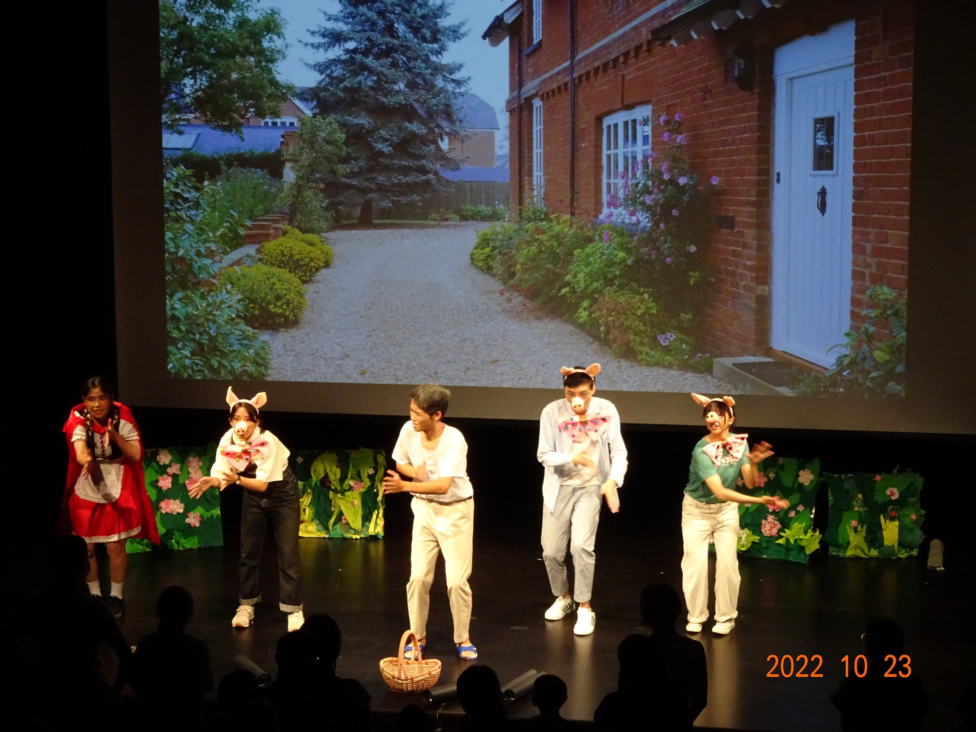 臺南市圖英語劇場—南大英語系學生上演《三隻小豬與小紅帽》