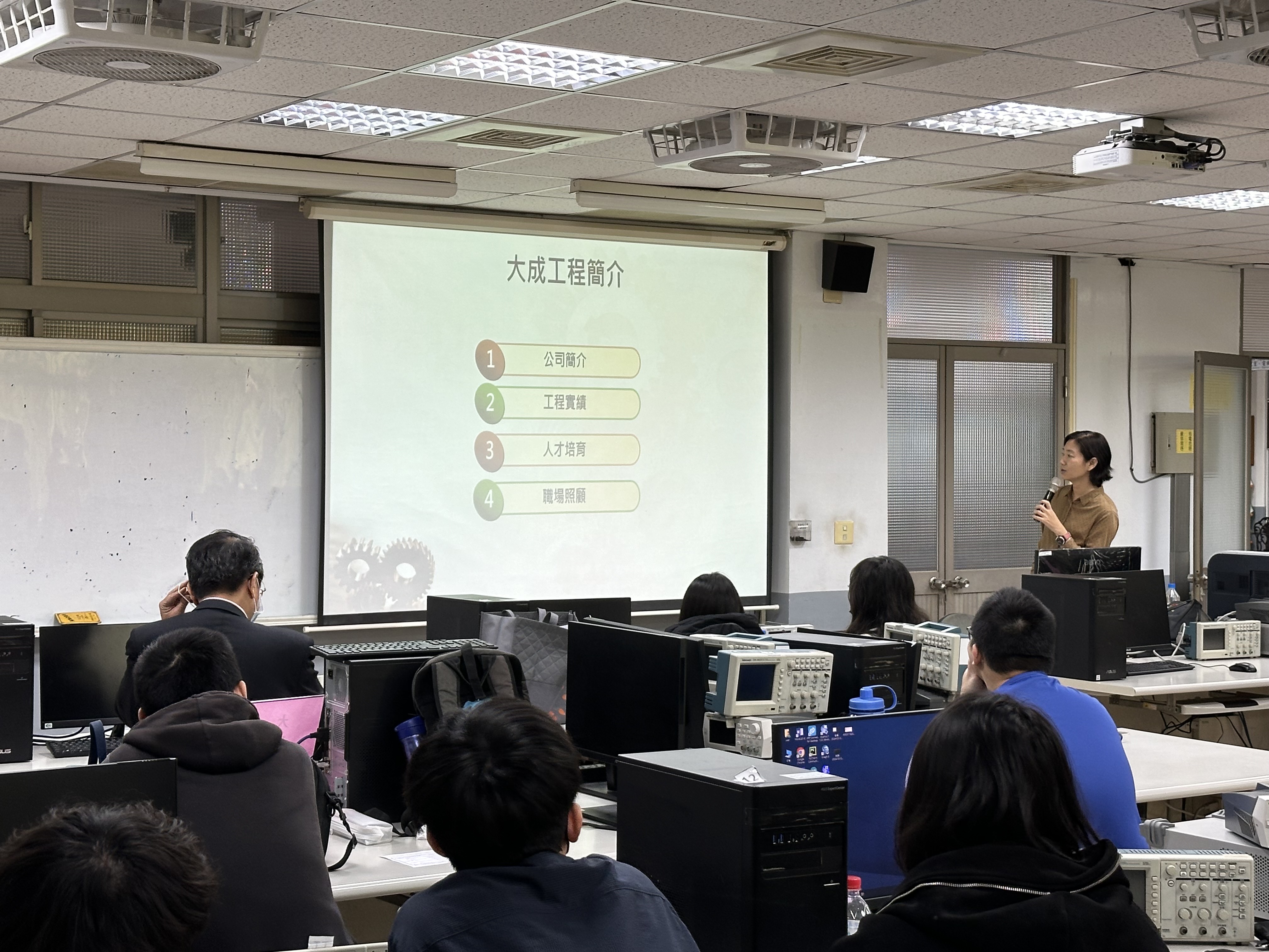 崑山科大電機系開設AI智慧製造學程 鏈結業界實習累積學生職場技能