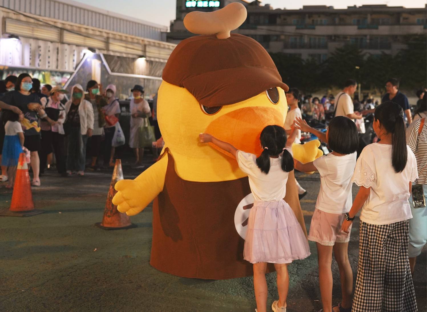 「夜奇鴨」前進花園夜市出任務！市民同玩夜市遊戲送限量小禮現場加碼發放銅板券